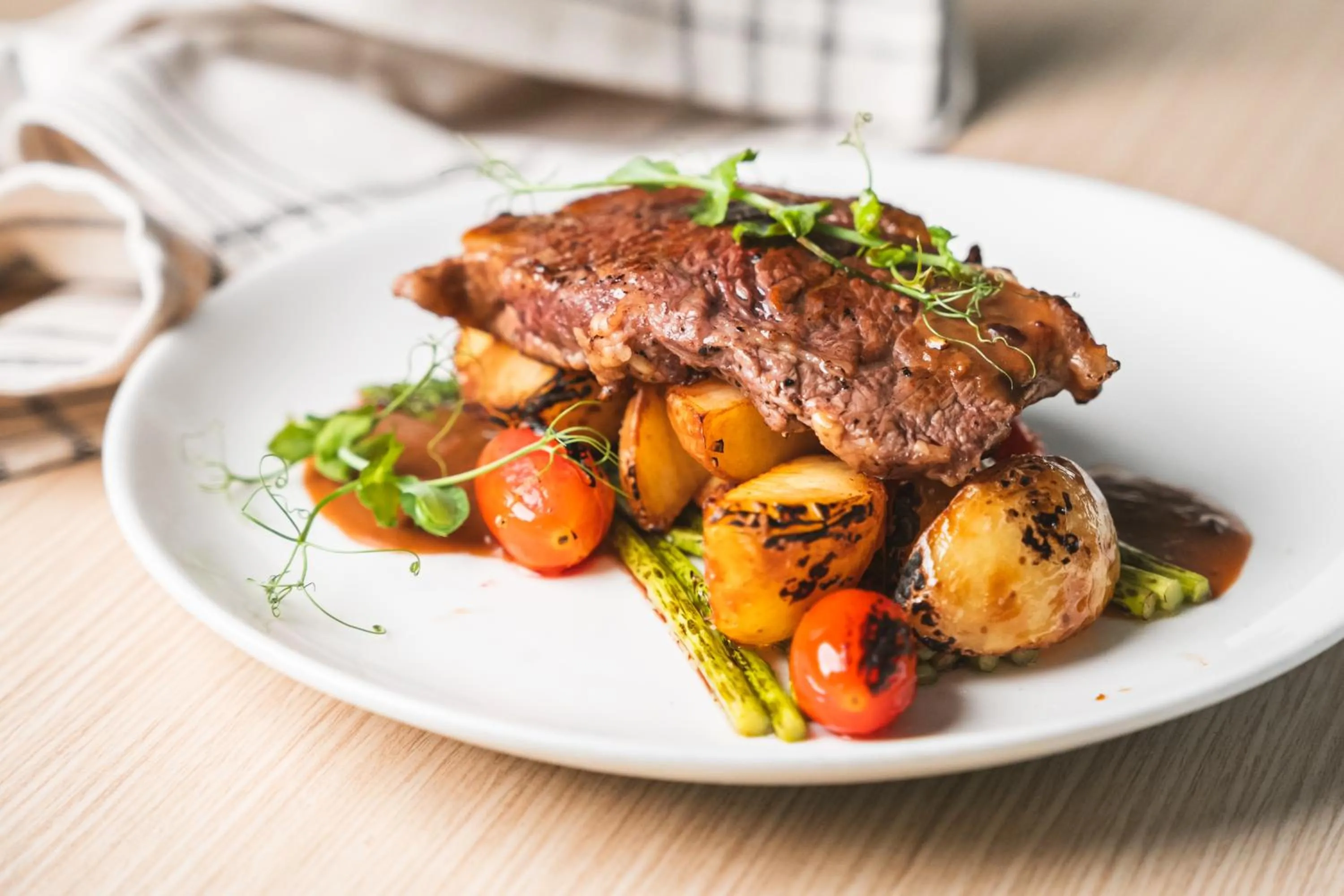 Food and drinks in Hotel Traveltine Downtown Singapore, Trademark Collection