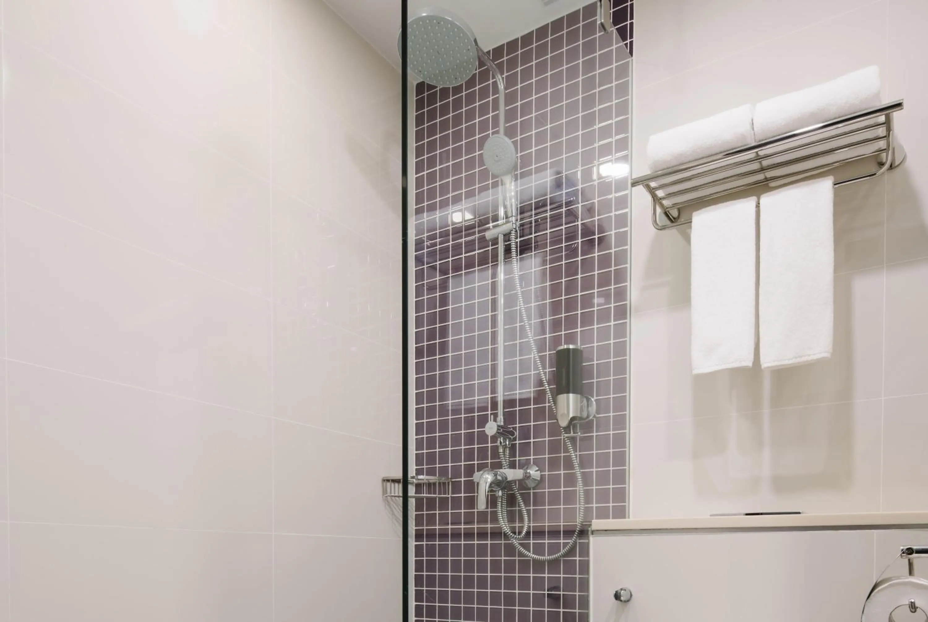 Bathroom in Hotel Traveltine Downtown Singapore, Trademark Collection