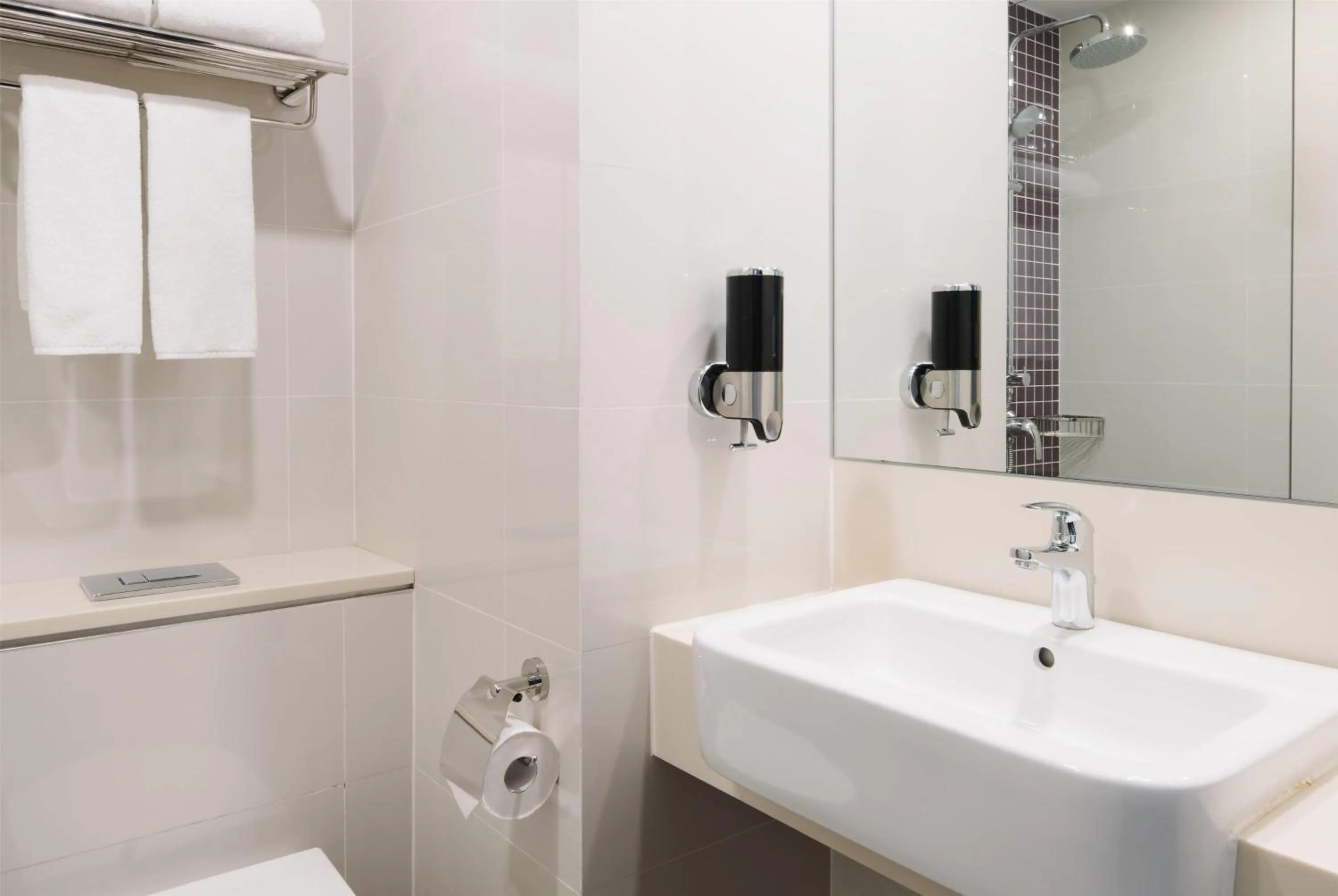 Bathroom in Hotel Traveltine Downtown Singapore, Trademark Collection