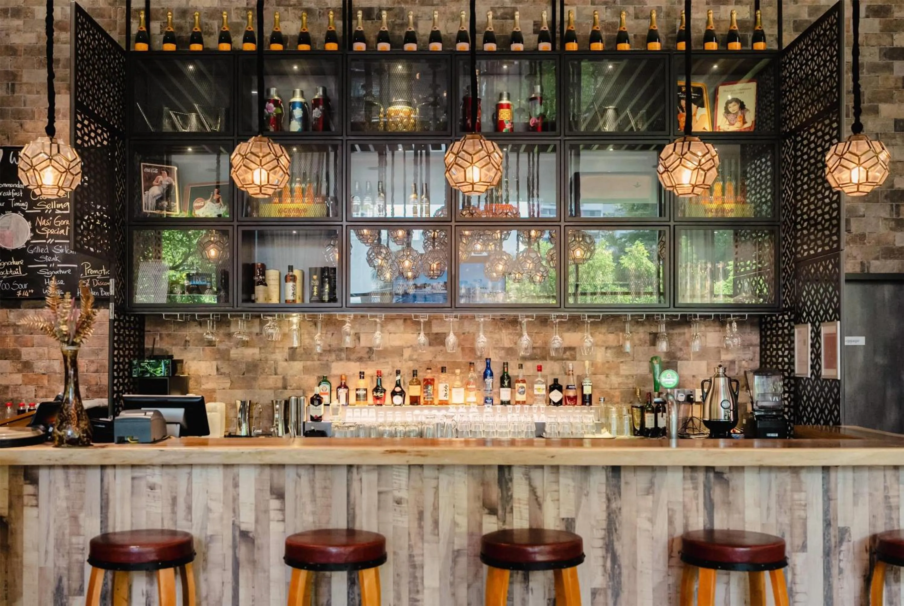 Restaurant/places to eat in Hotel Traveltine Downtown Singapore, Trademark Collection