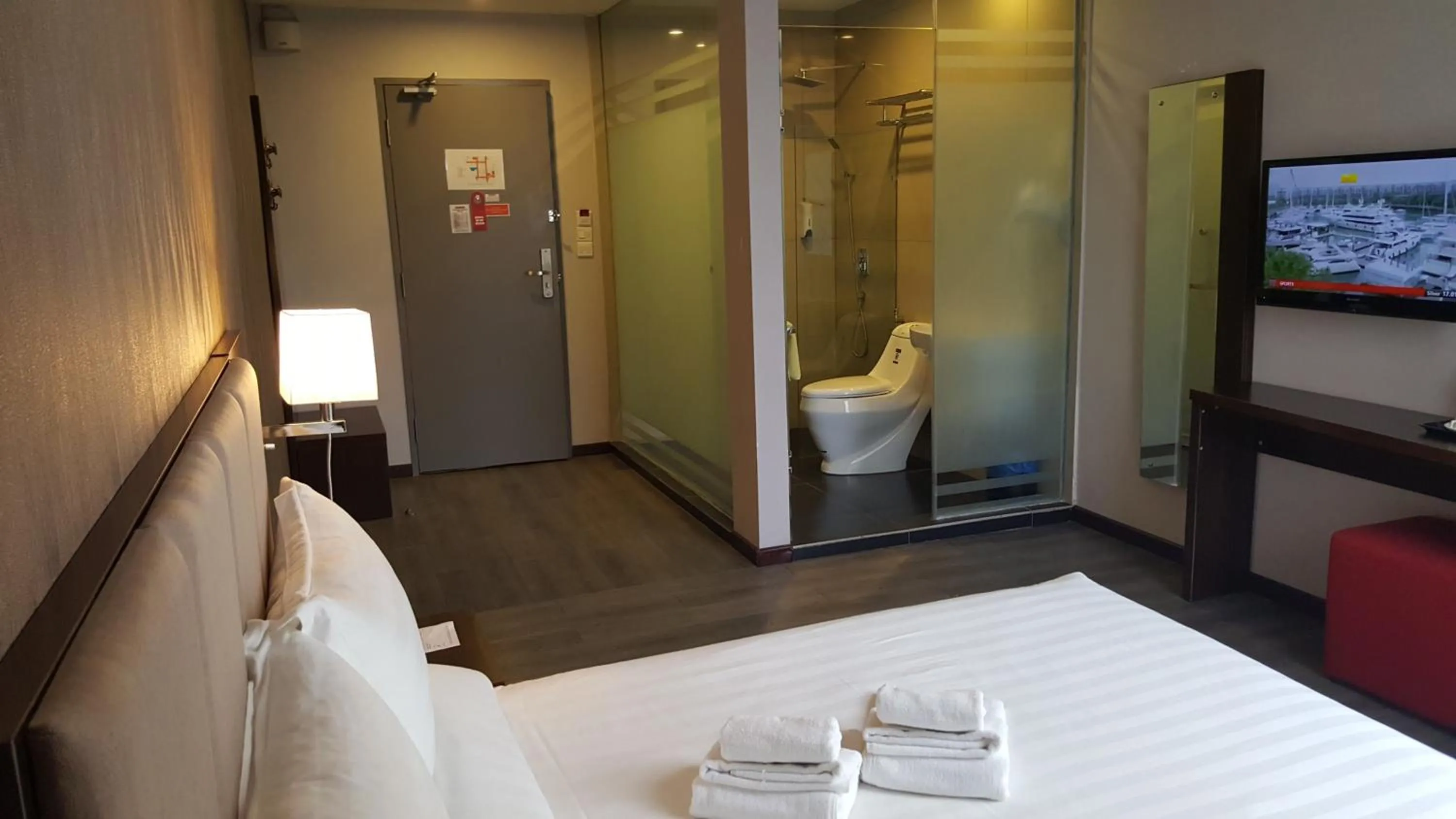 Photo of the whole room, Bed in Hotel Trillium