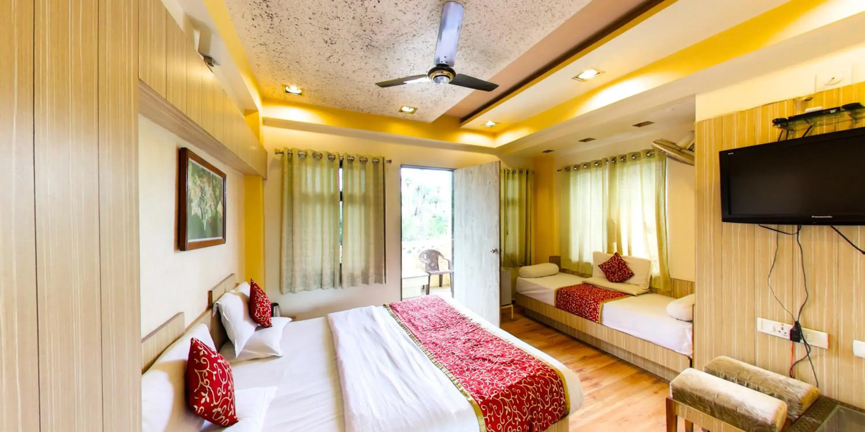 Queen Room with Balcony in Hotel Vishram Queen Room with Balcony in Hotel Vishram