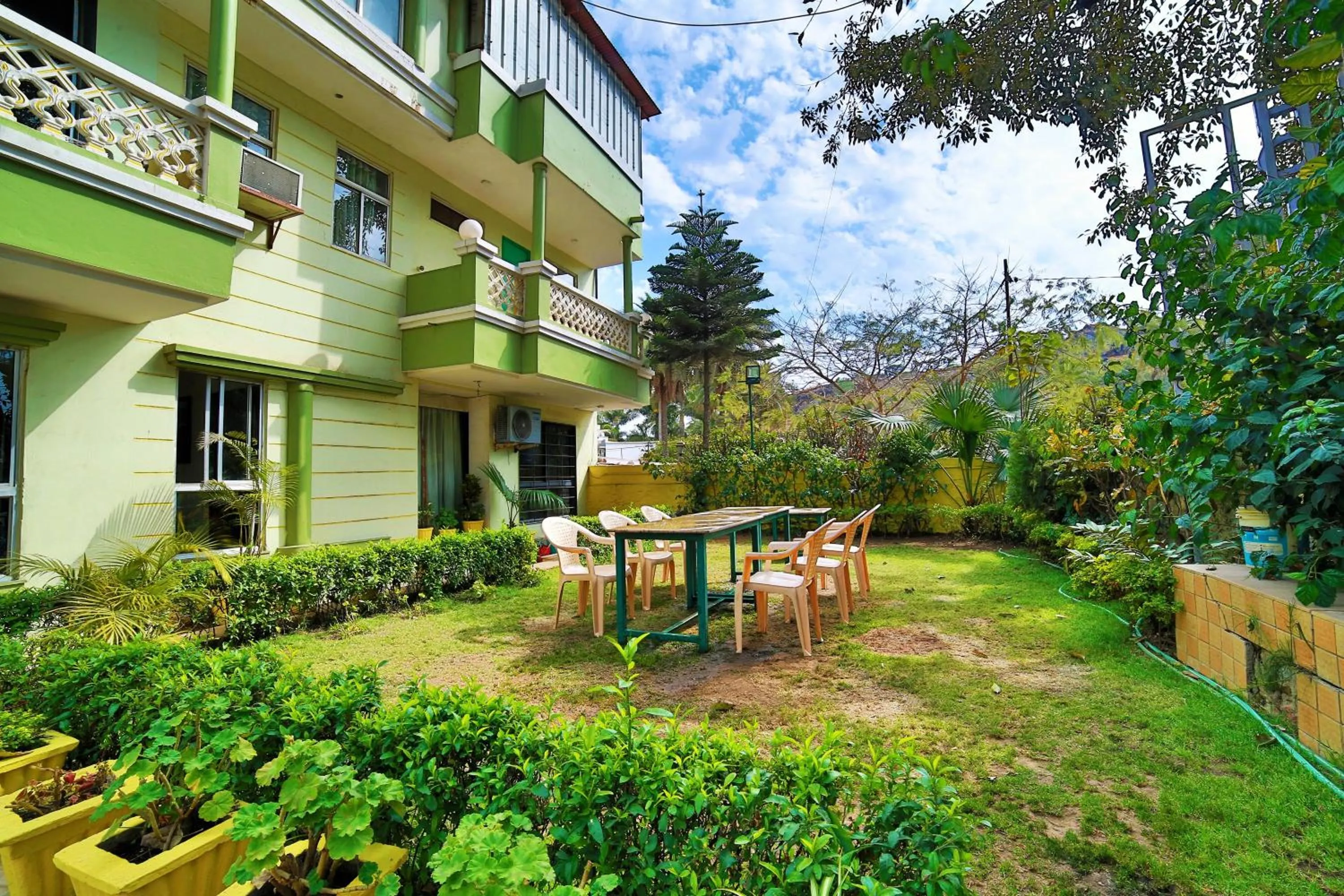 Restaurant/places to eat in Hotel Vishram