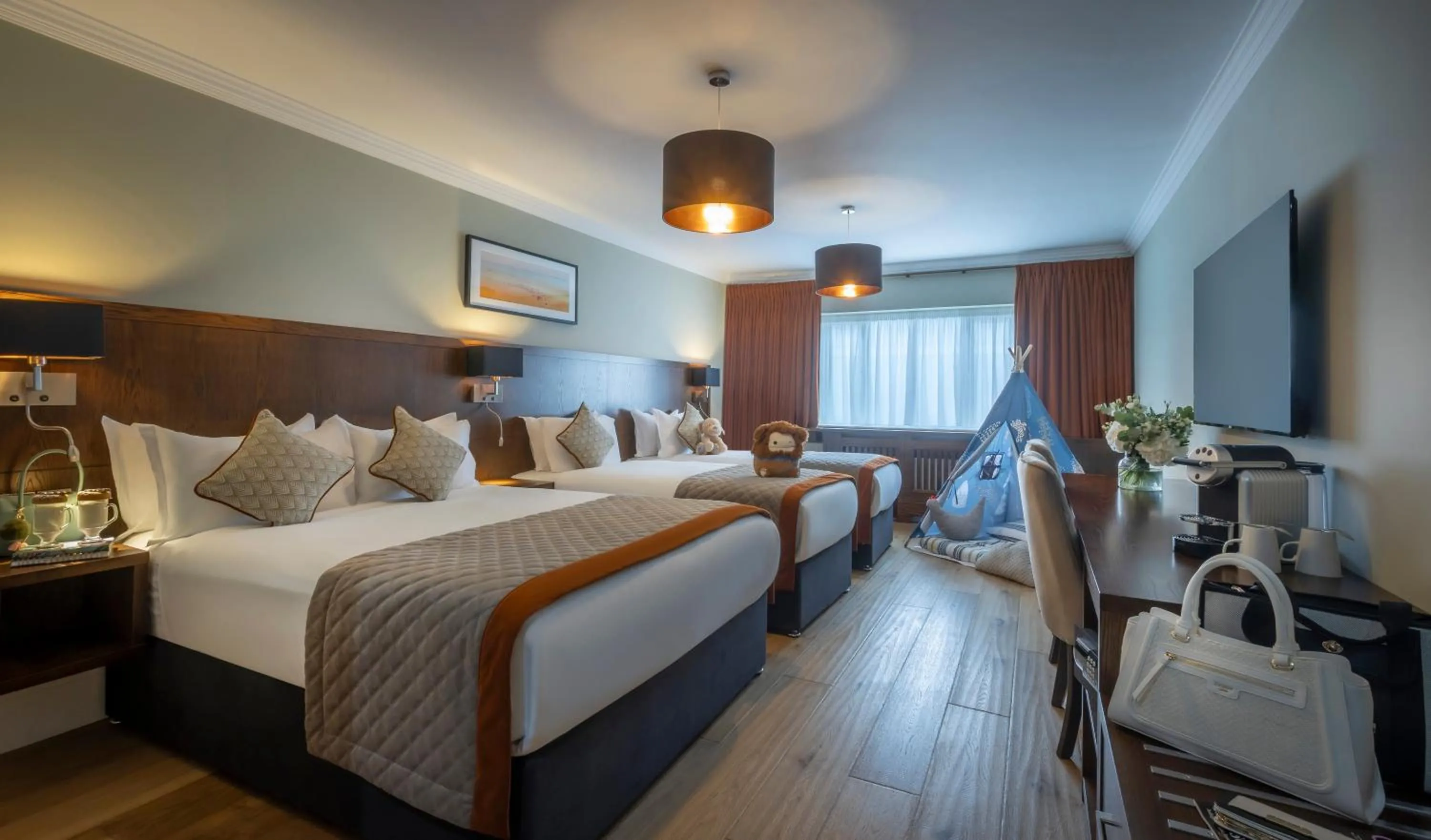 Photo of the whole room, Bed in Glenroyal Hotel