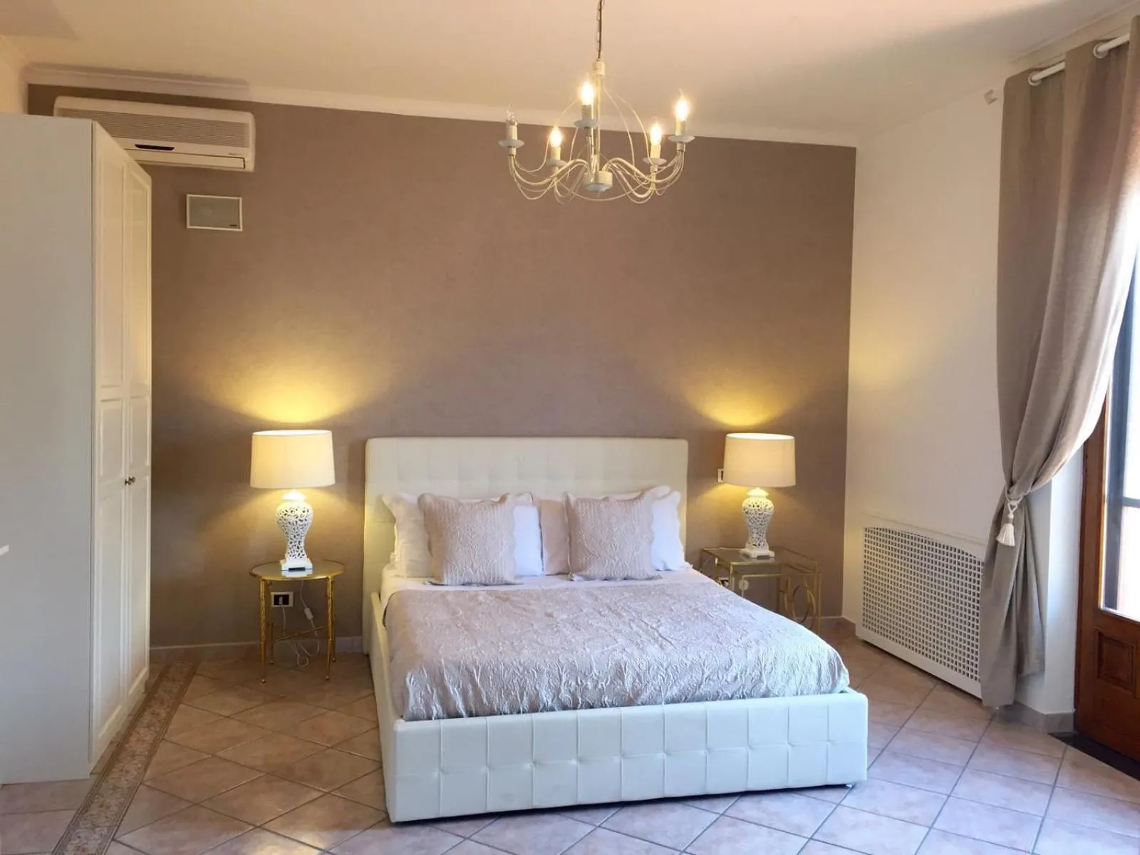 Day, Bed in Villa Charme