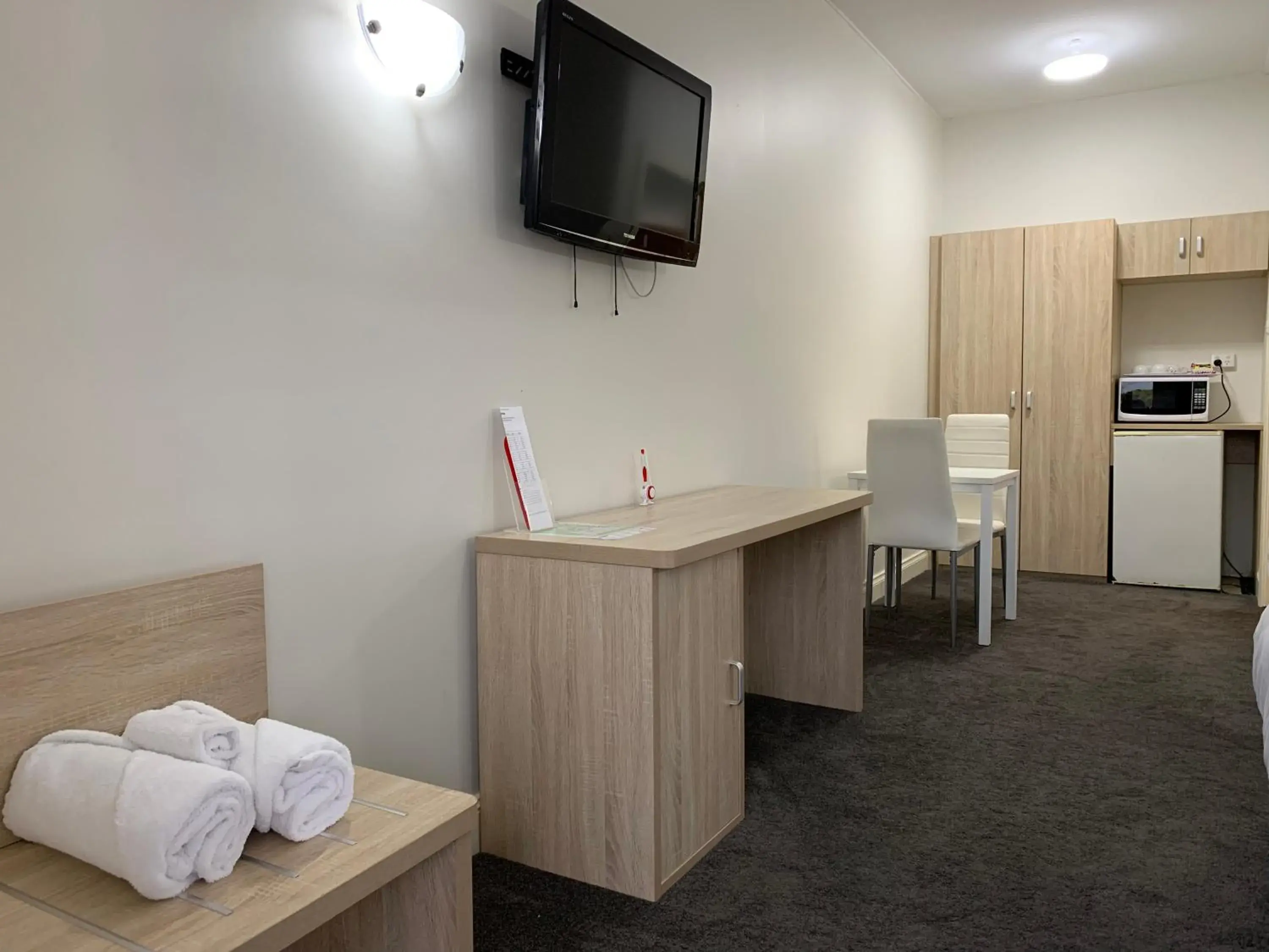 Deluxe Twin Room in Jacksons Motor Inn Deluxe Twin Room in Jacksons Motor Inn