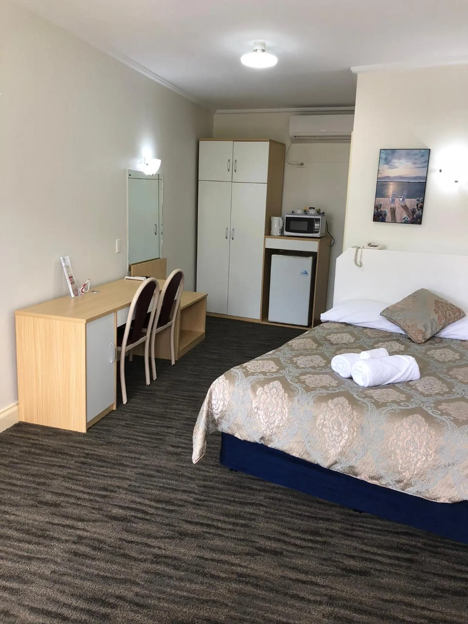 Bed in Jacksons Motor Inn