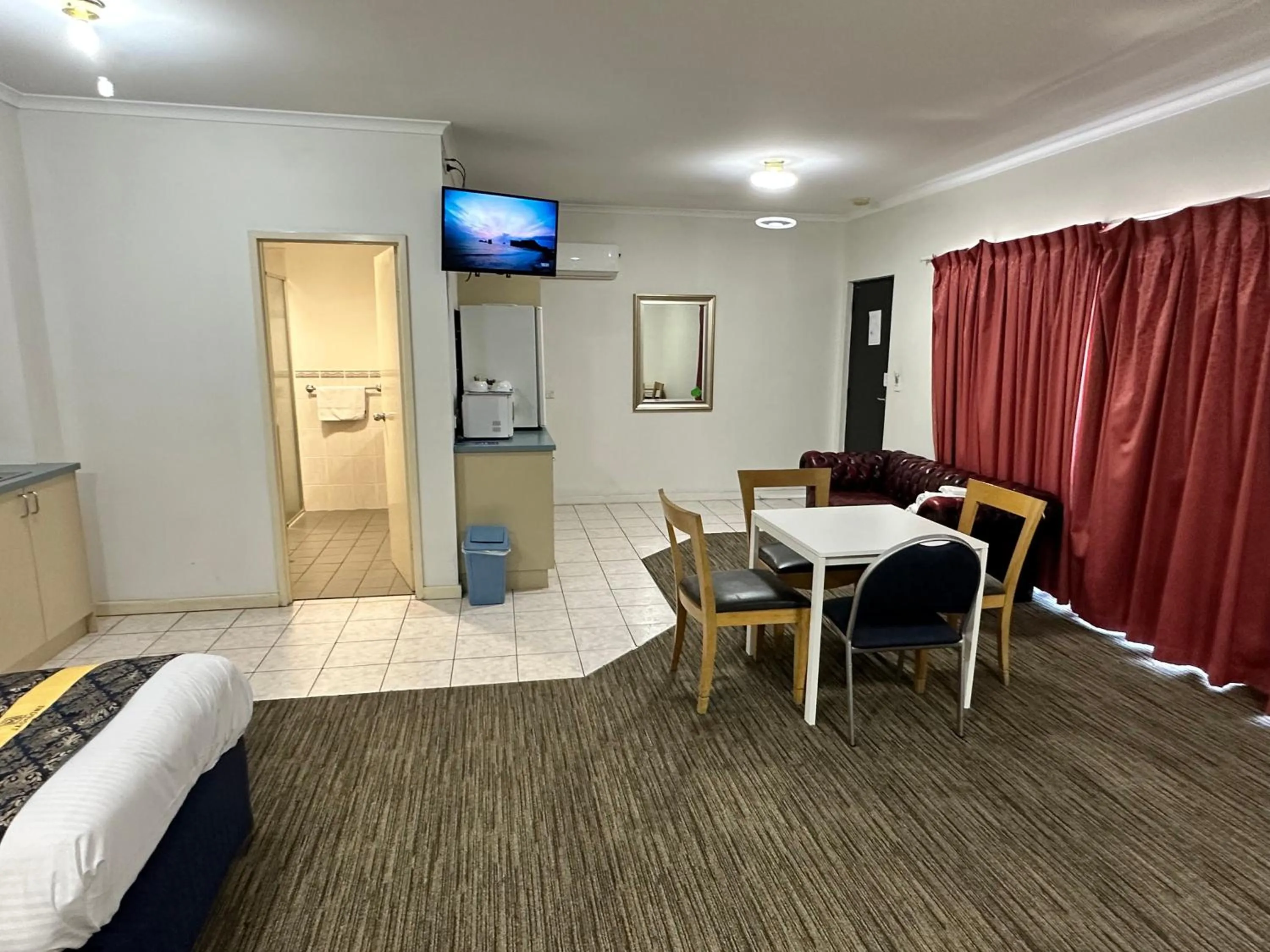 Bed in Jacksons Motor Inn