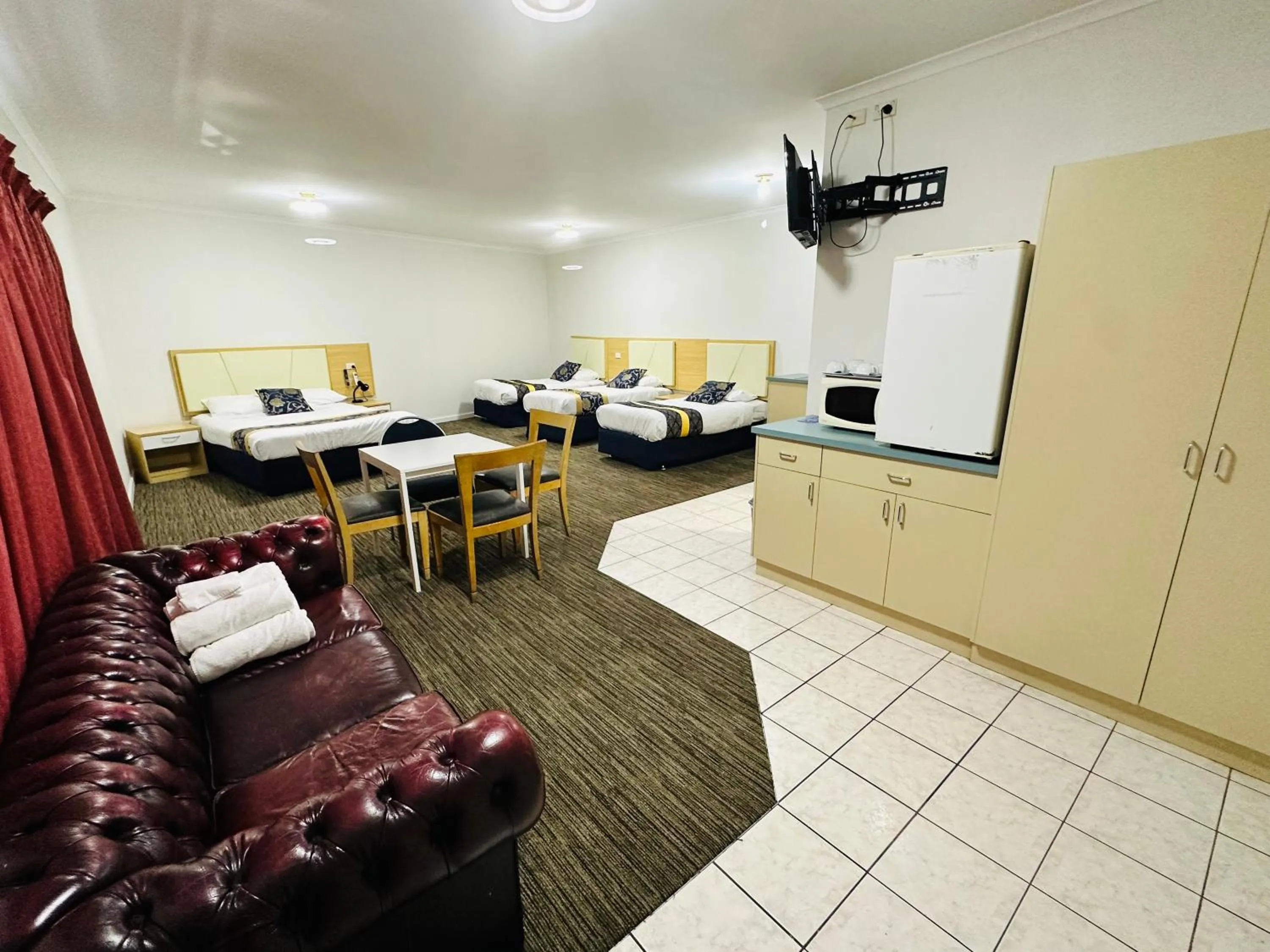 Bed in Jacksons Motor Inn