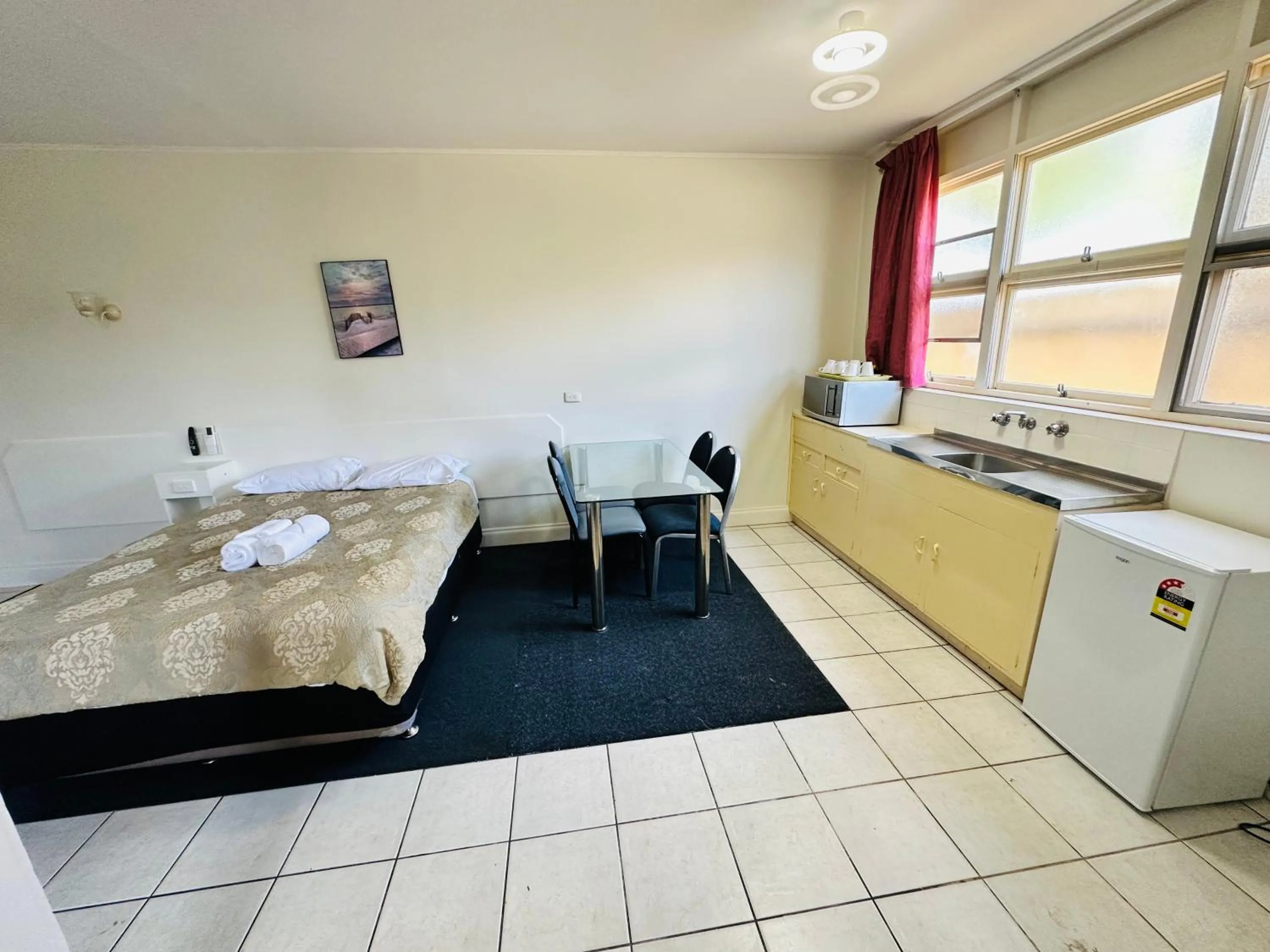 Bed in Jacksons Motor Inn