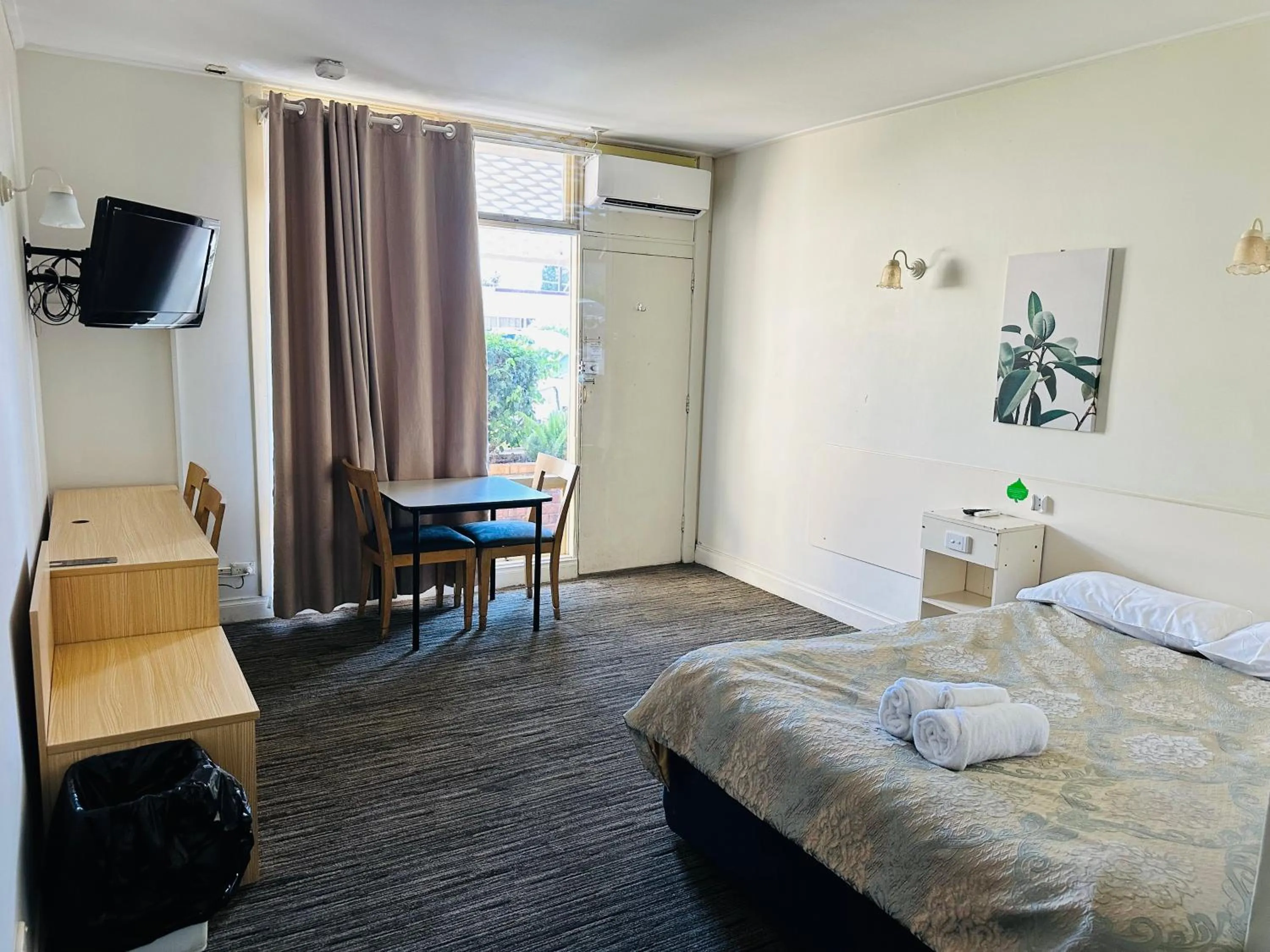 Bed in Jacksons Motor Inn