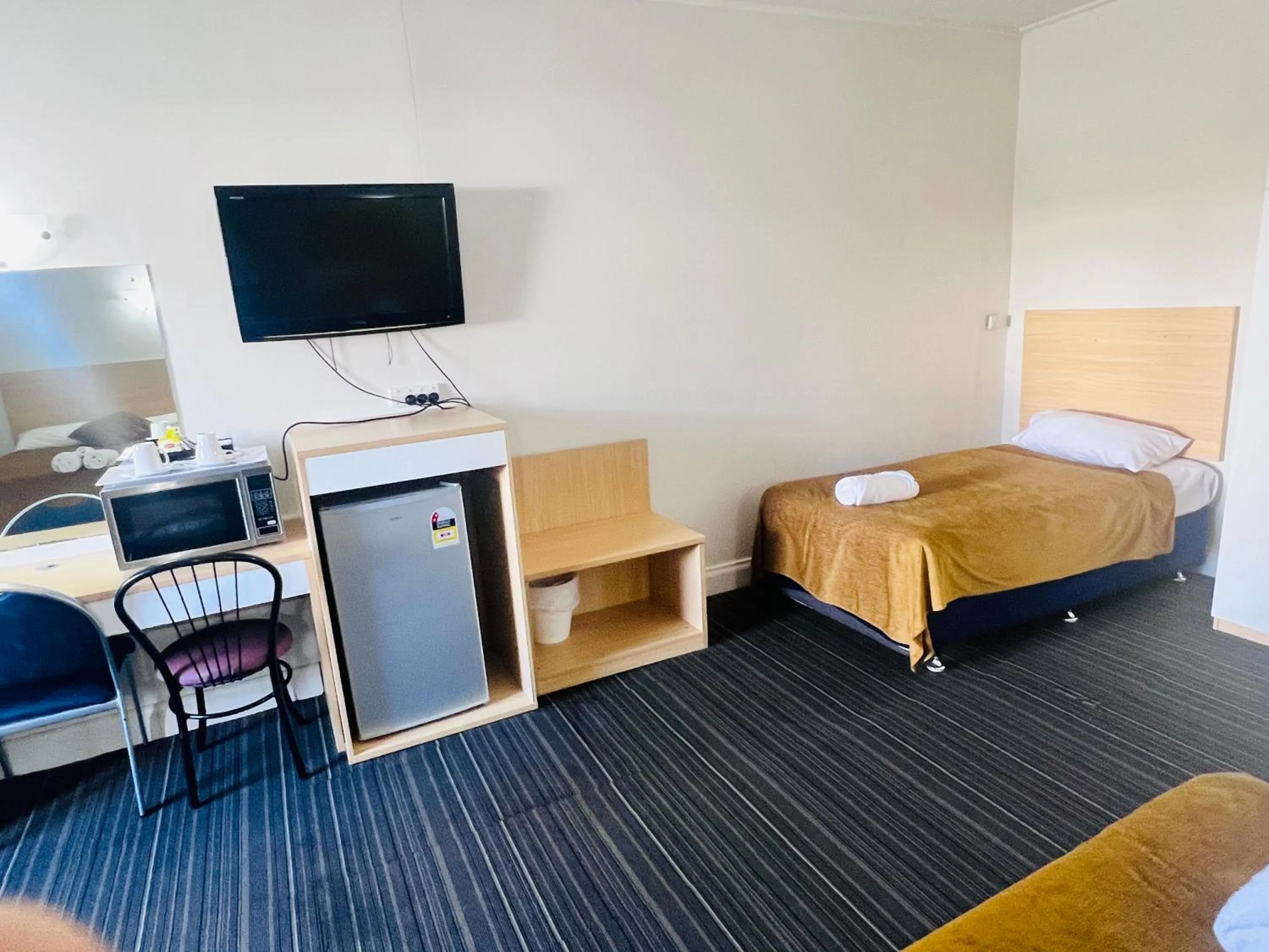 Bed in Jacksons Motor Inn