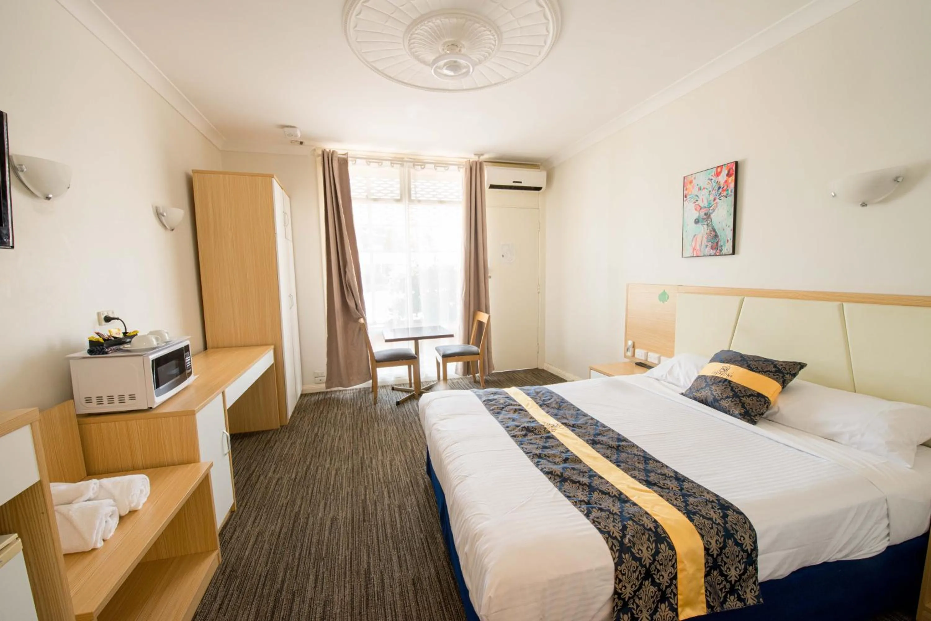 Bed in Jacksons Motor Inn