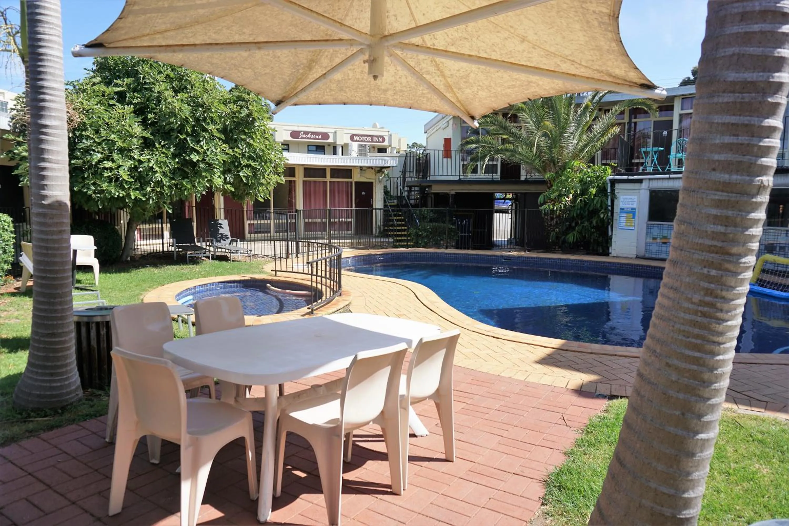 BBQ facilities in Jacksons Motor Inn