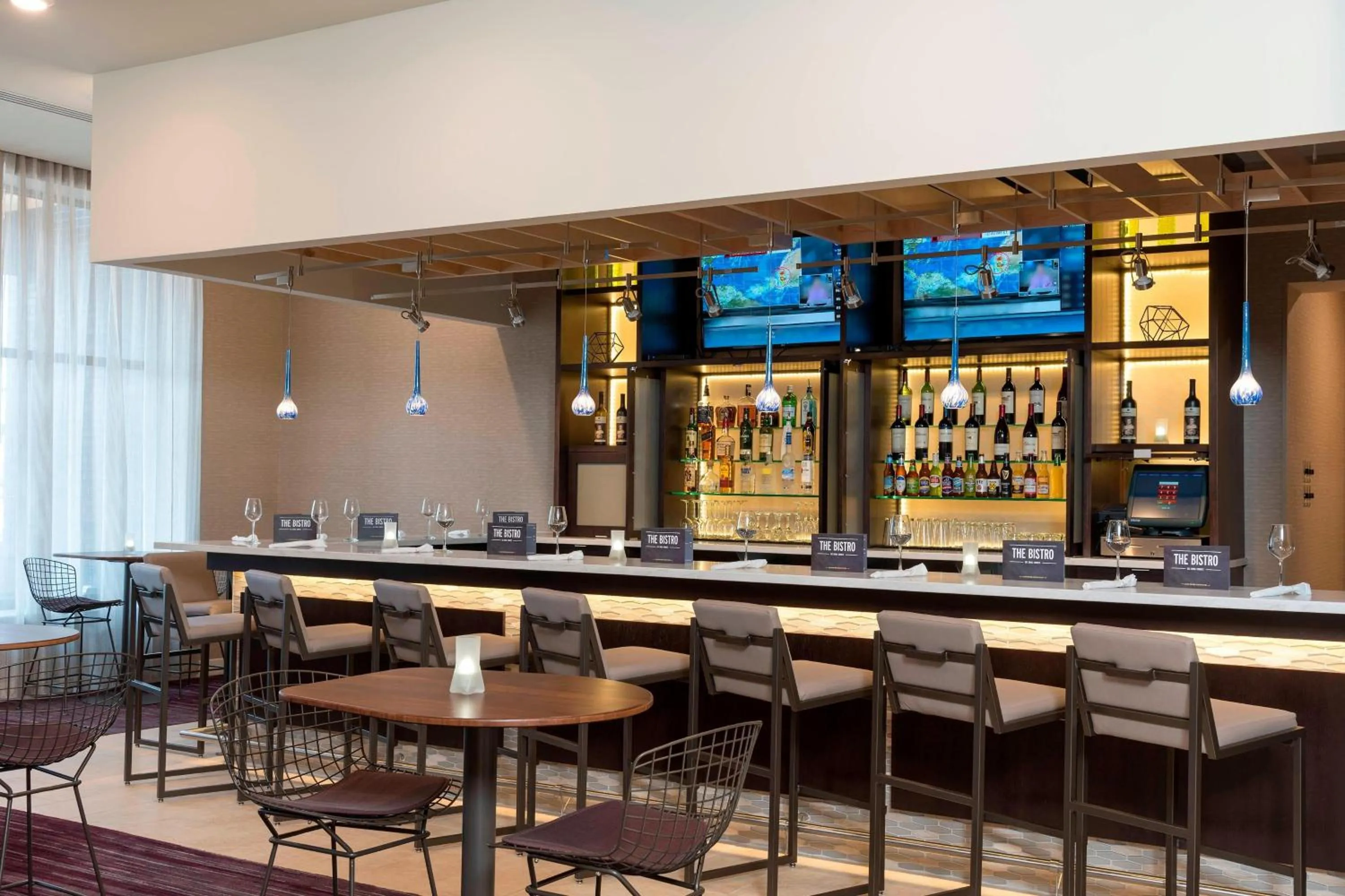 Lounge or bar in Courtyard by Marriott Mt. Pleasant at Central Michigan University