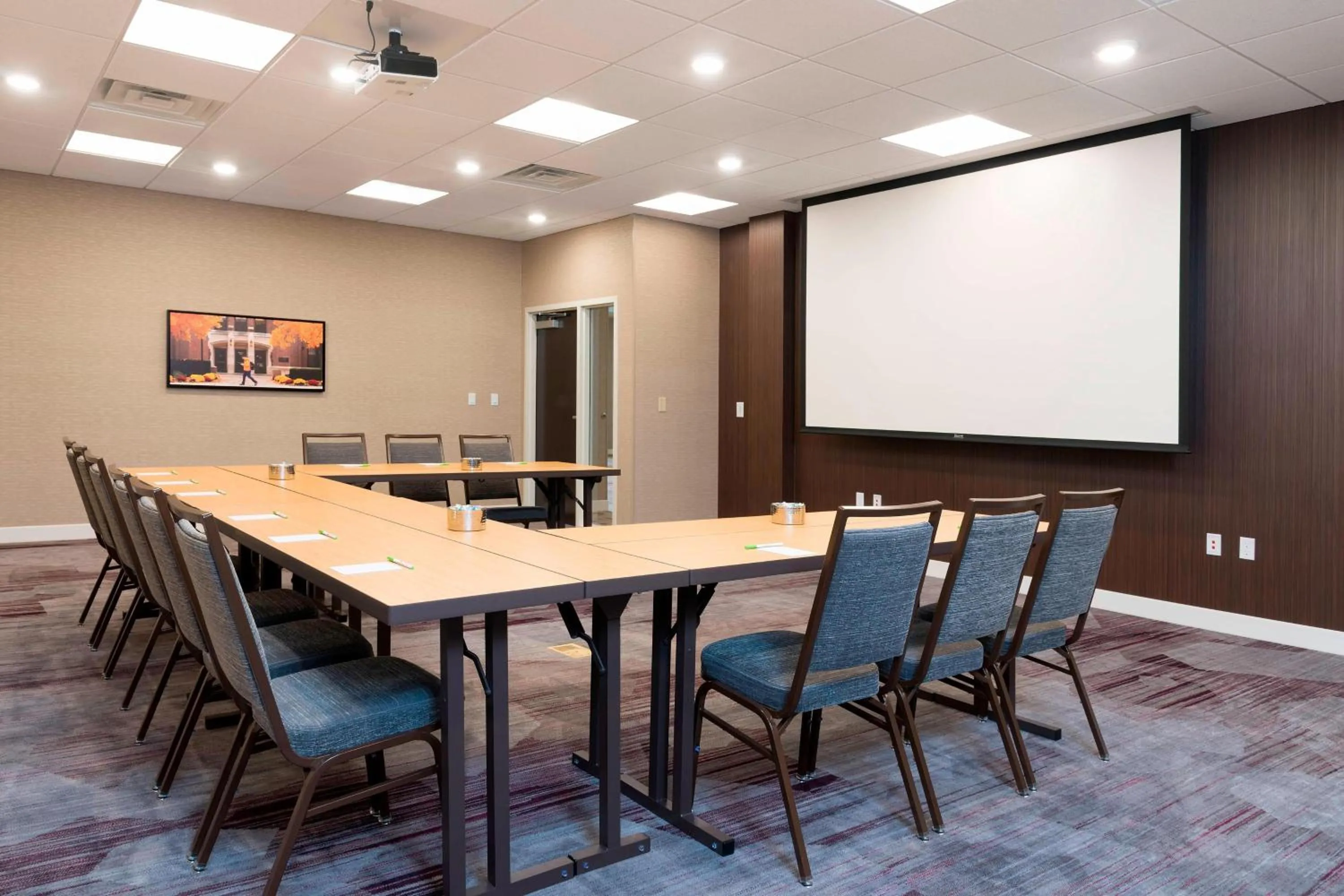 Meeting/conference room in Courtyard by Marriott Mt. Pleasant at Central Michigan University