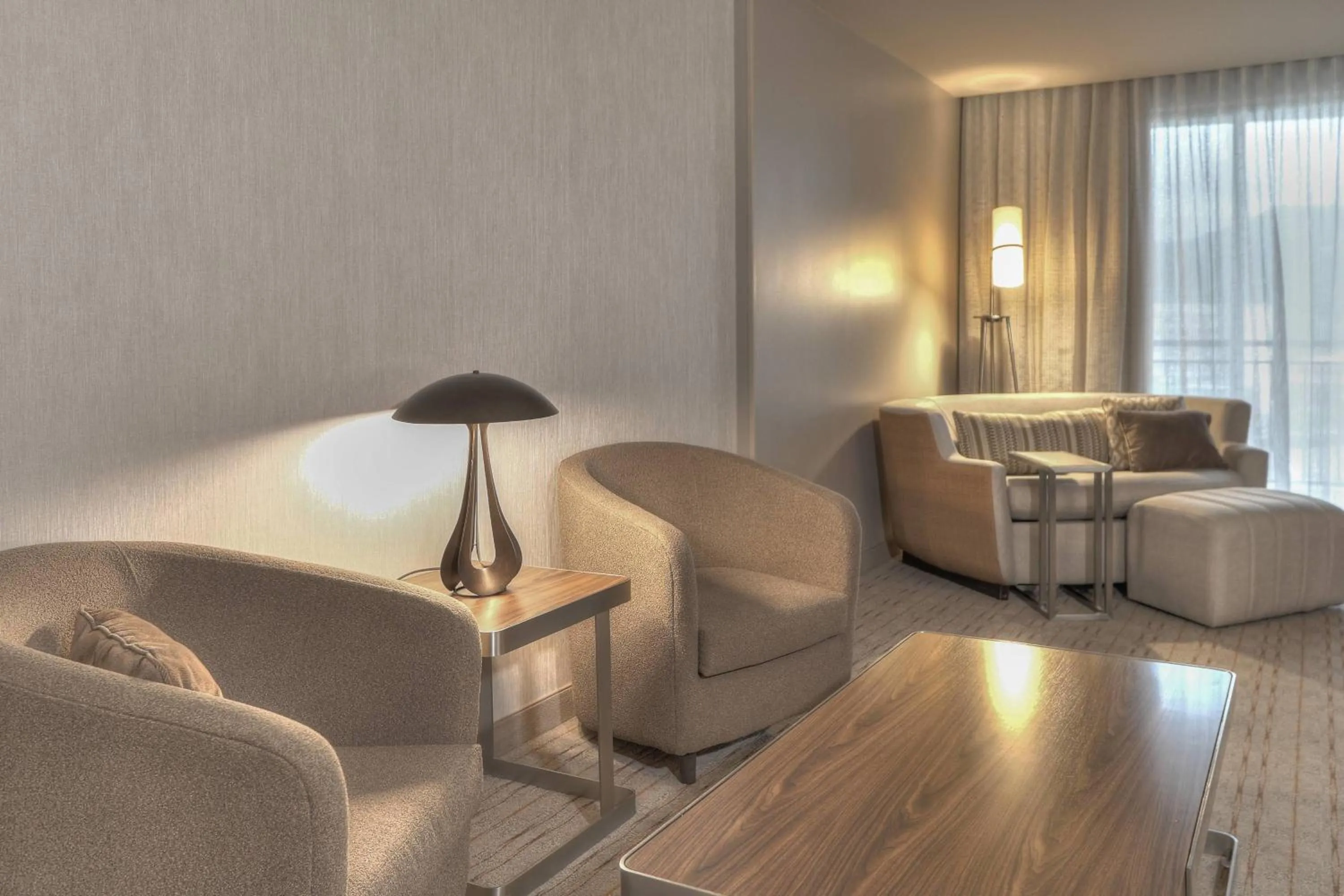 Living room in Courtyard by Marriott Pigeon Forge