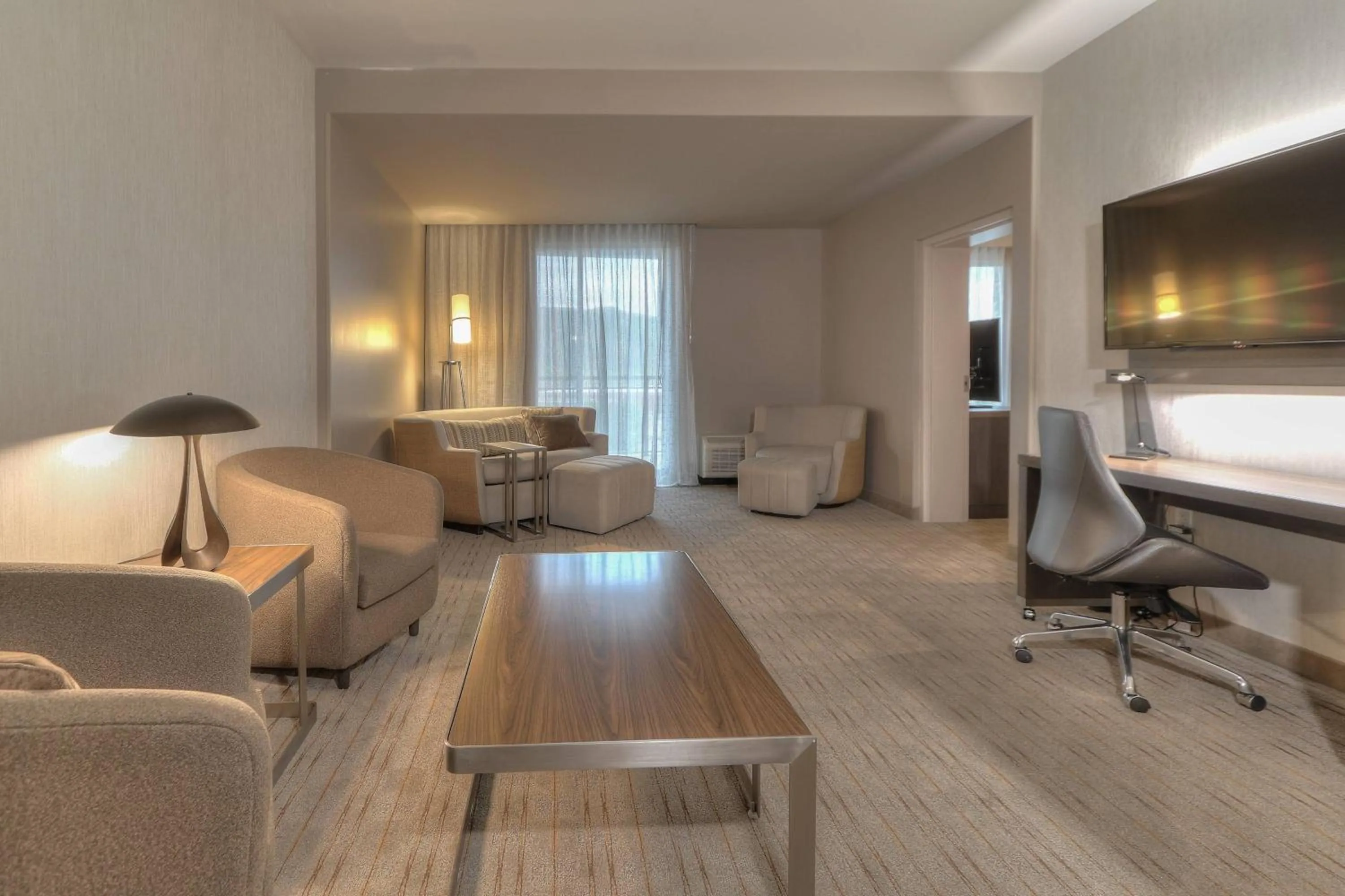 Living room in Courtyard by Marriott Pigeon Forge