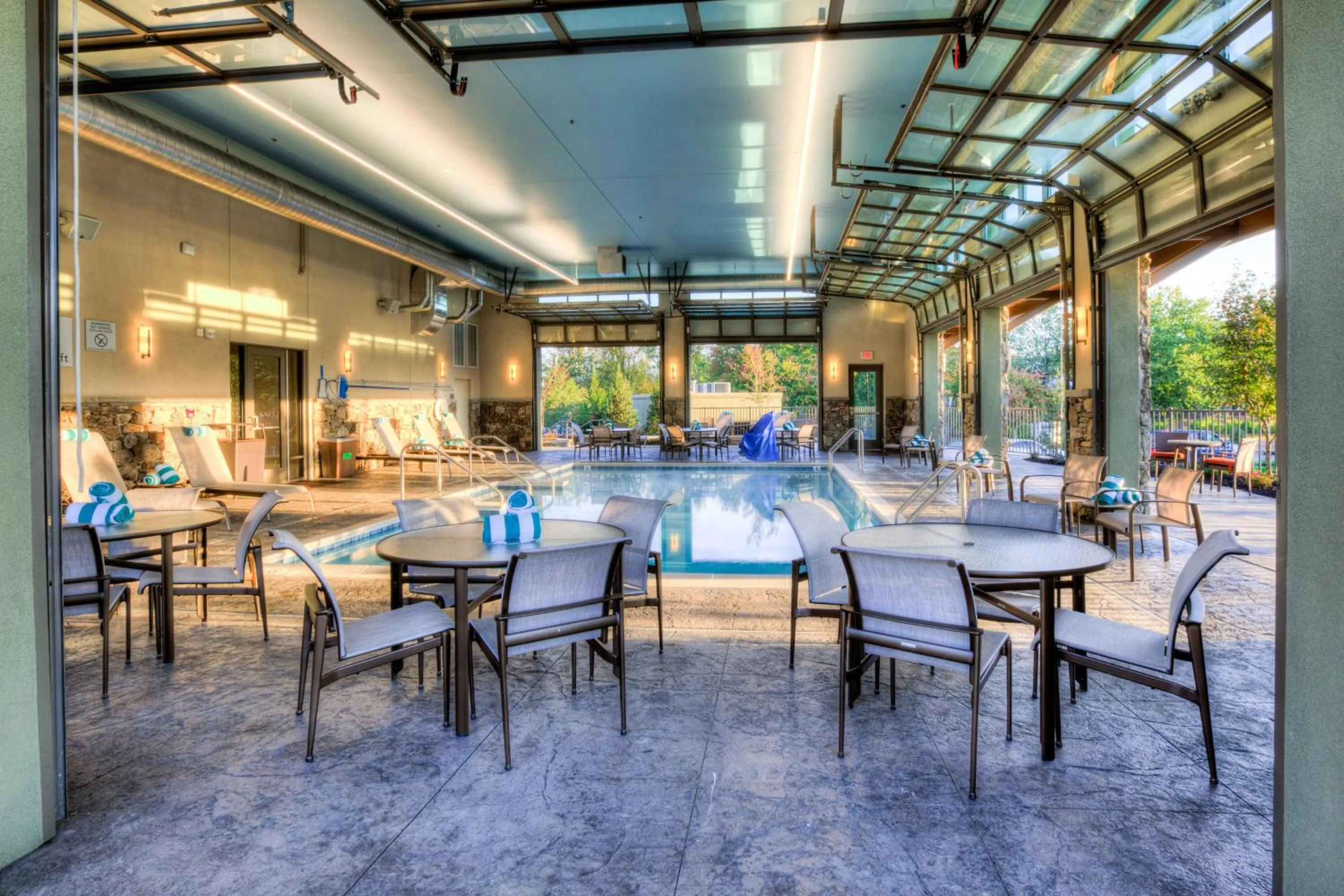 Swimming pool in Courtyard by Marriott Pigeon Forge