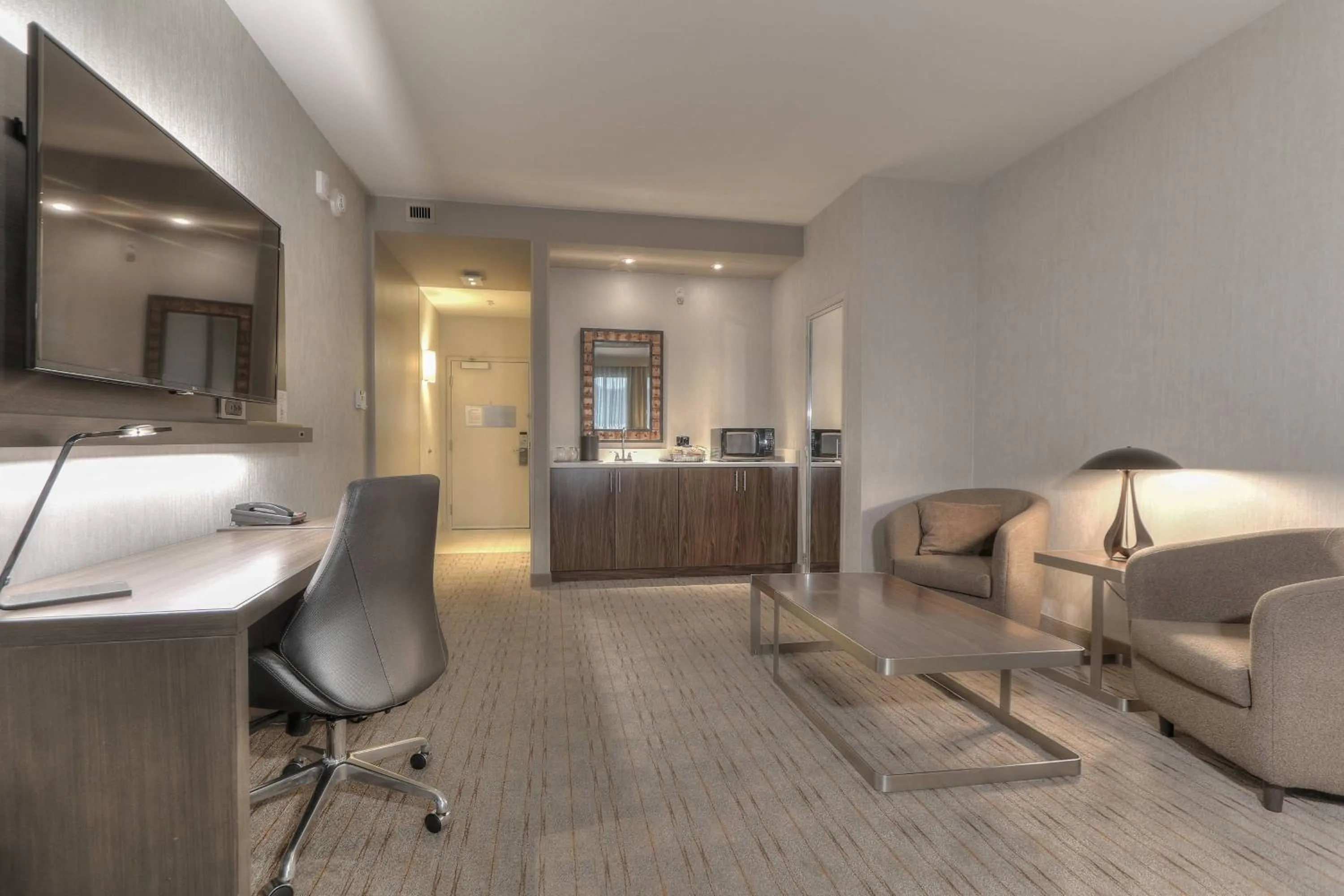 Living room in Courtyard by Marriott Pigeon Forge