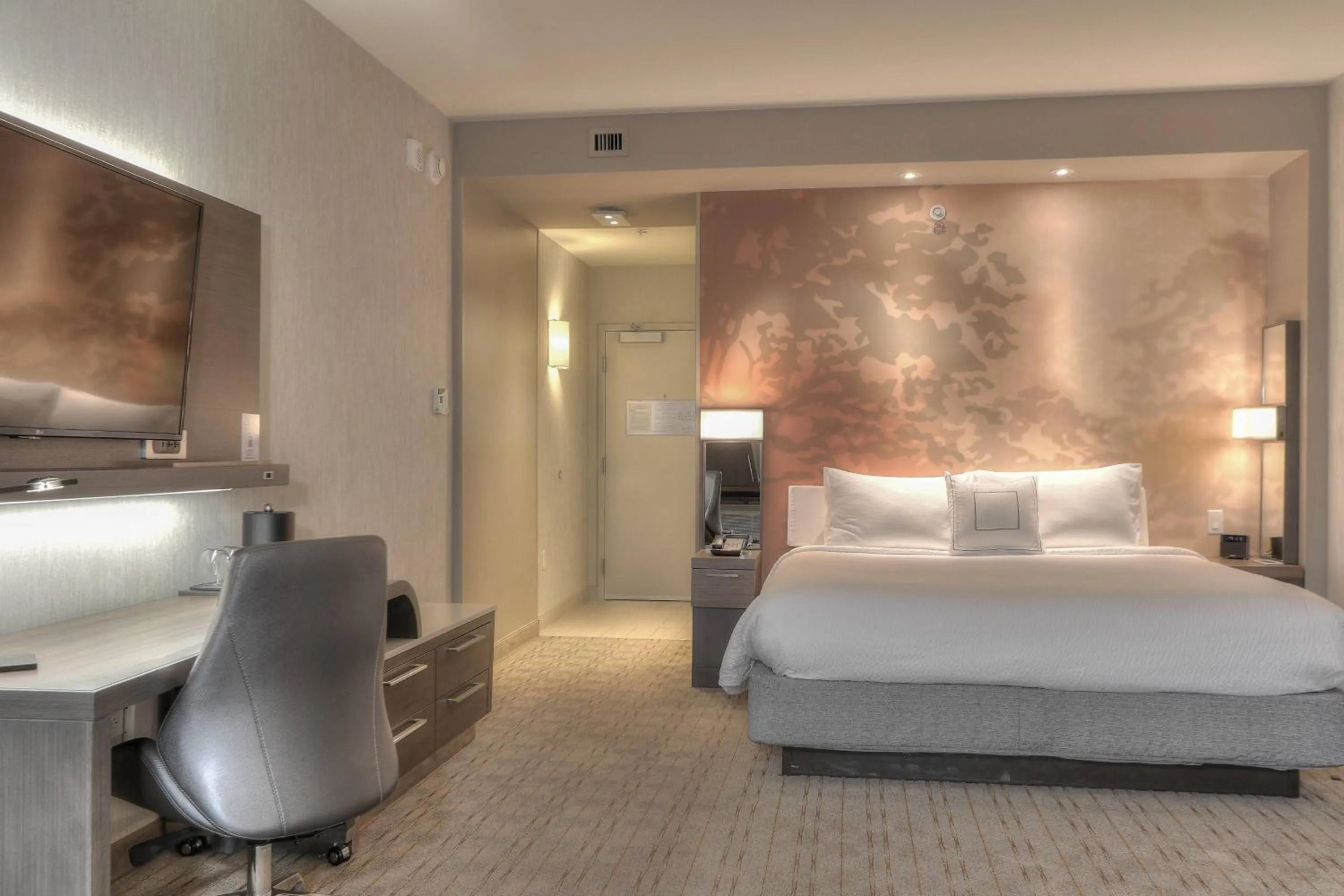 Photo of the whole room, Bed in Courtyard by Marriott Pigeon Forge