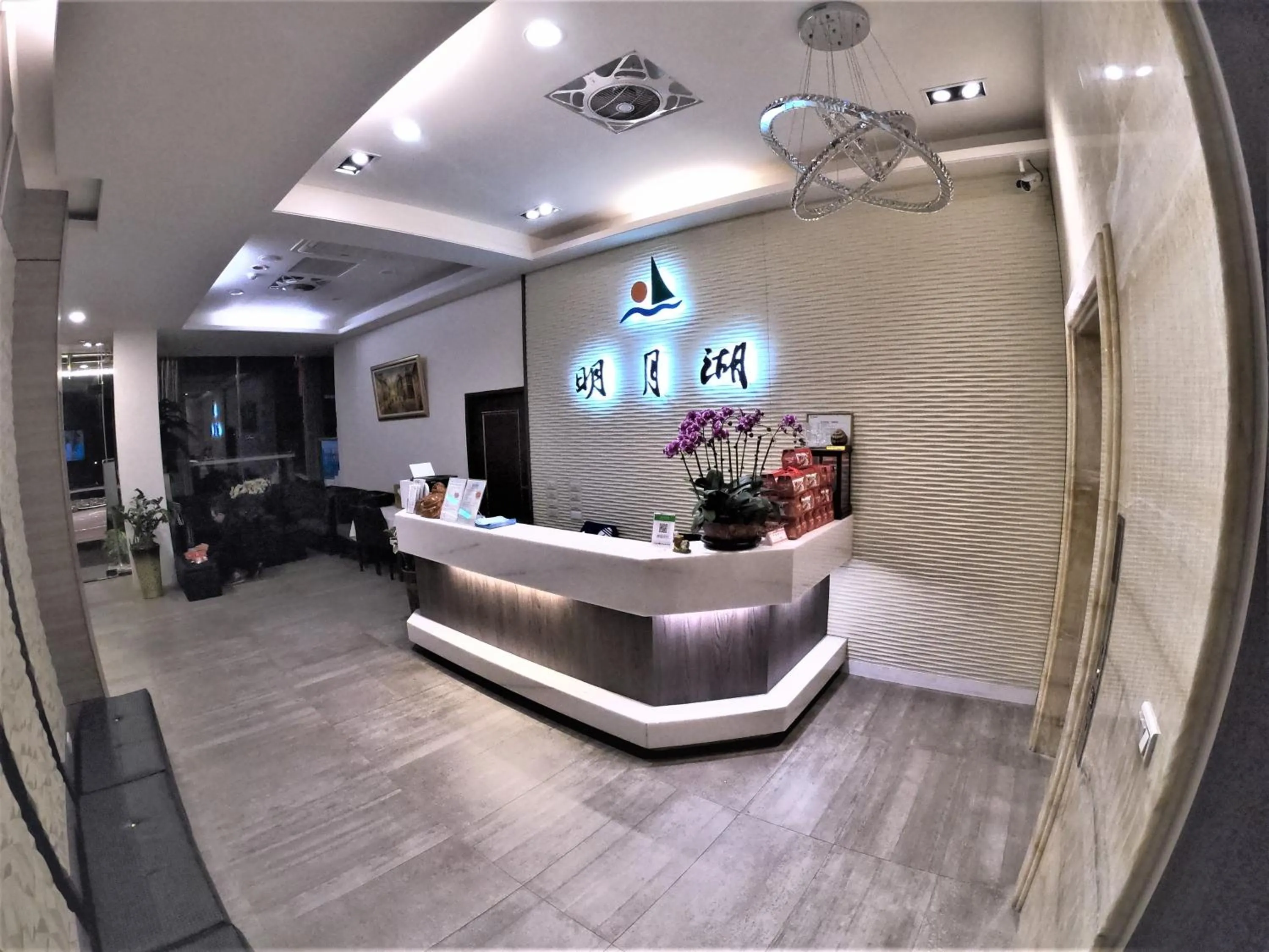 Communal lounge/ TV room in Ming Yue Hu Hotel