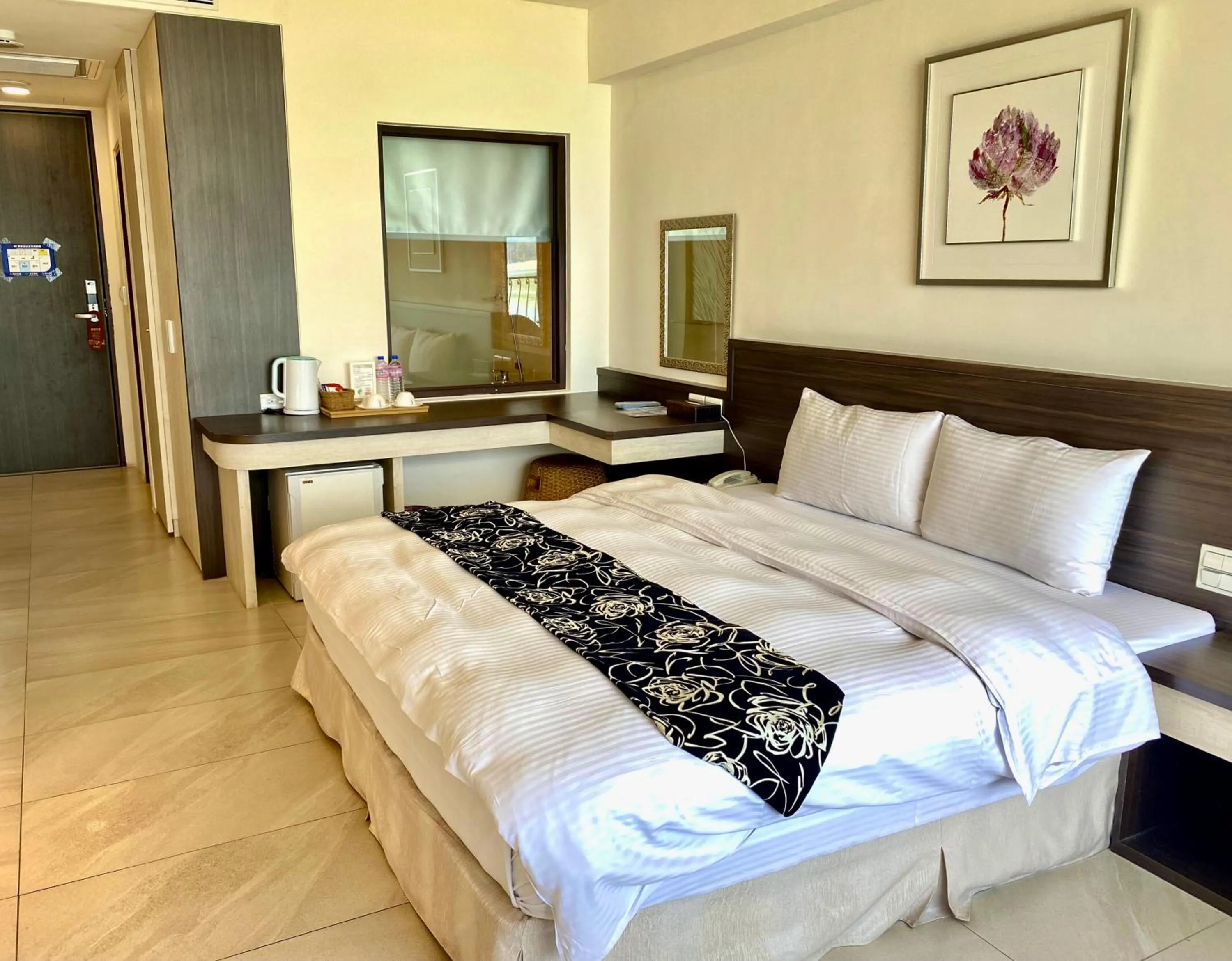 Photo of the whole room, Bed in Ming Yue Hu Hotel