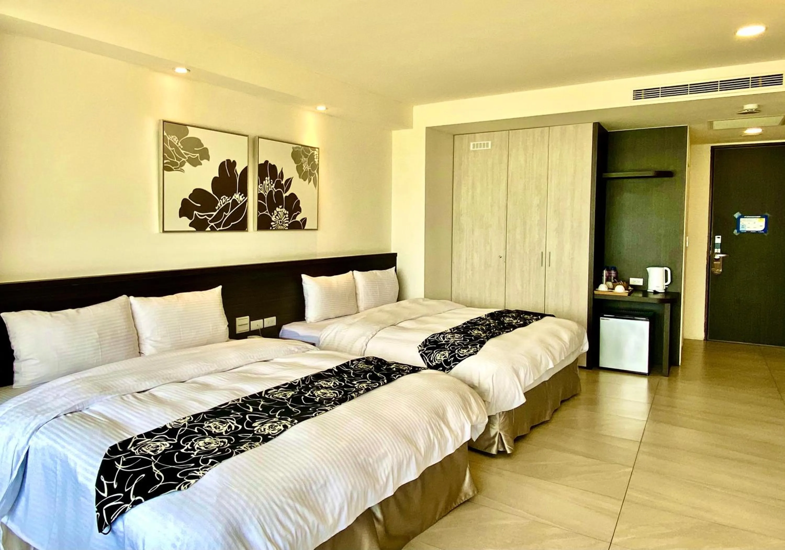 Photo of the whole room, Bed in Ming Yue Hu Hotel