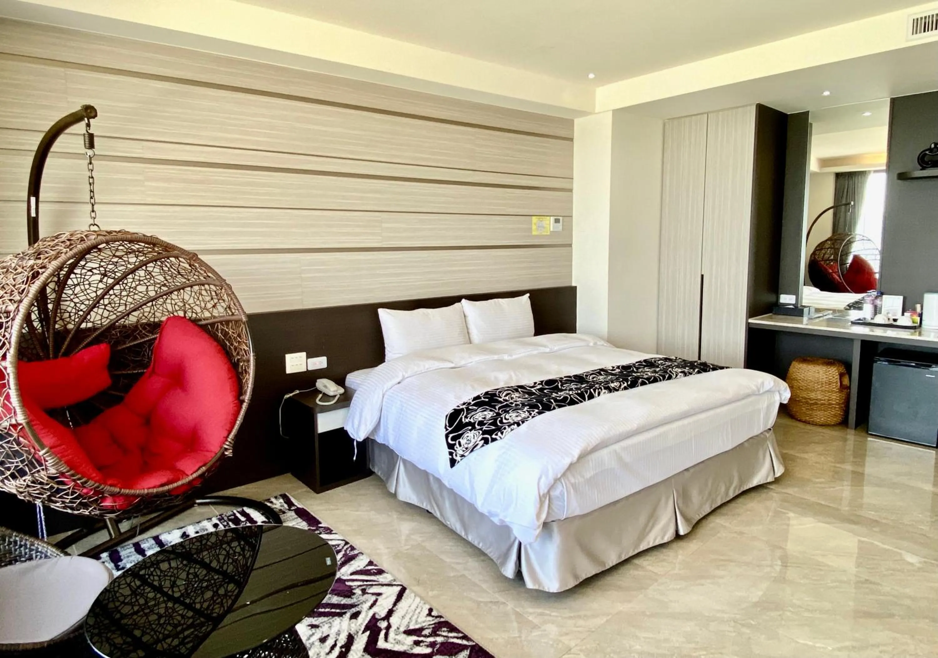 Photo of the whole room, Bed in Ming Yue Hu Hotel