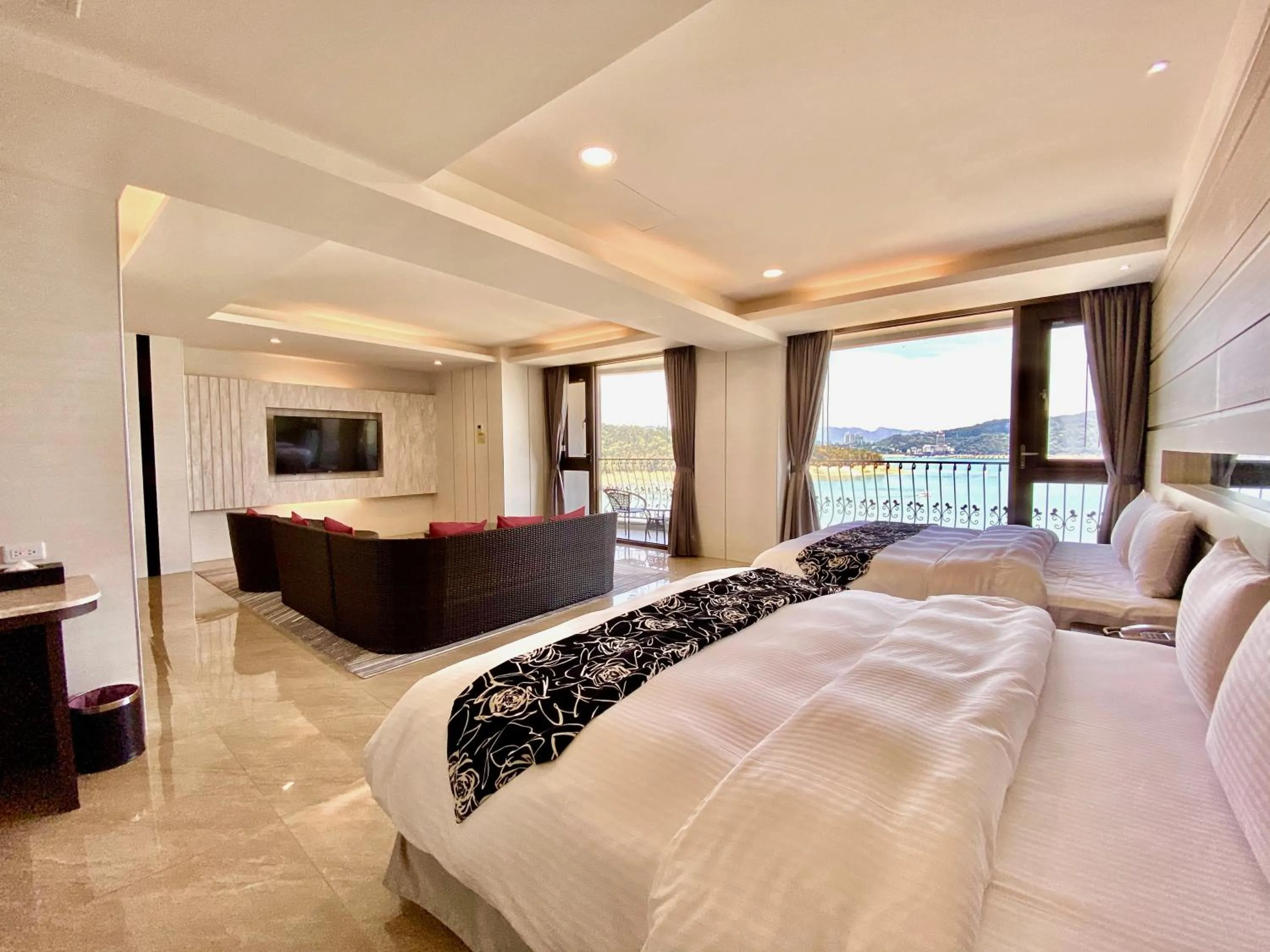 Photo of the whole room, Bed in Ming Yue Hu Hotel