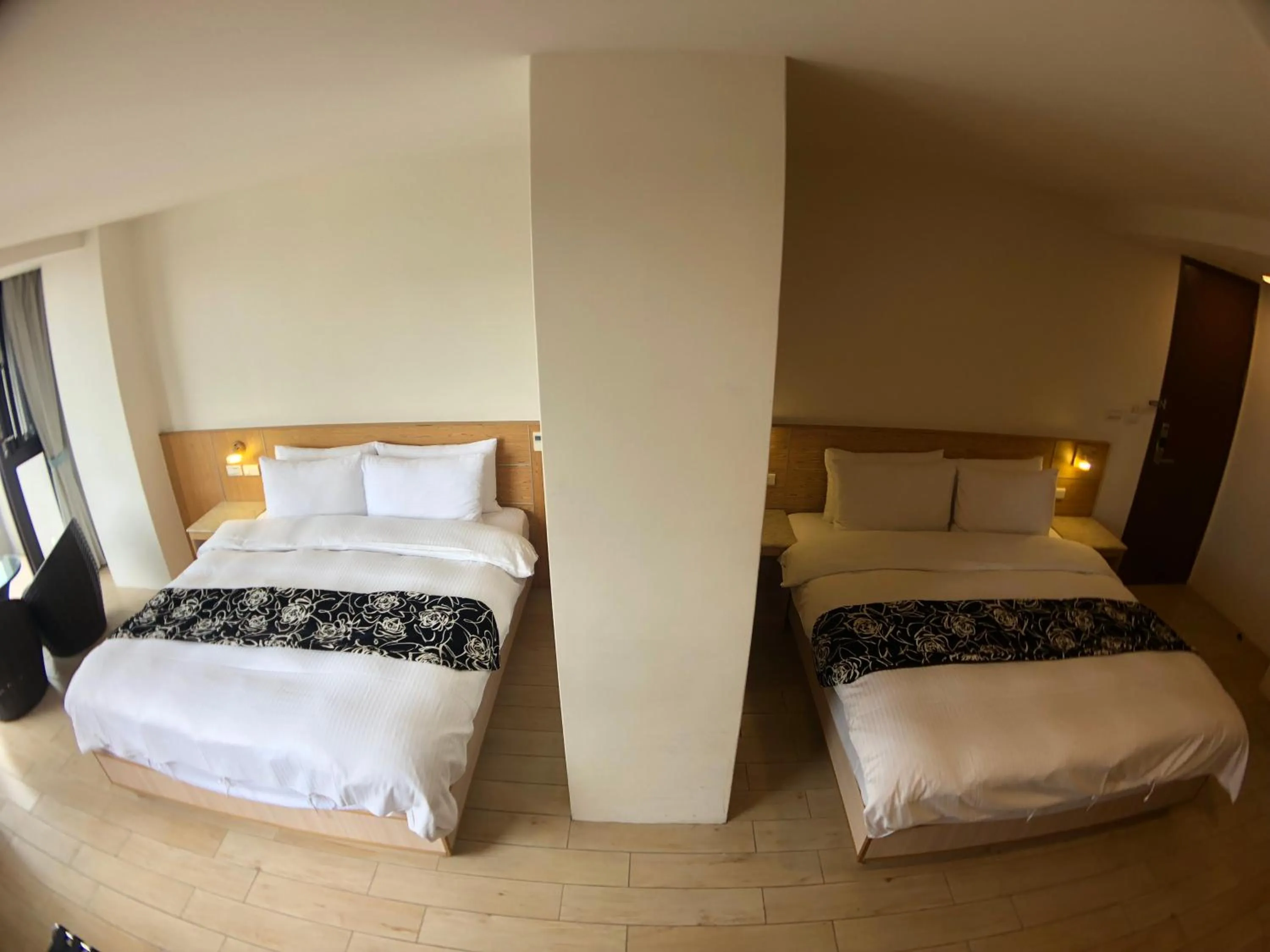 Photo of the whole room, Bed in Ming Yue Hu Hotel