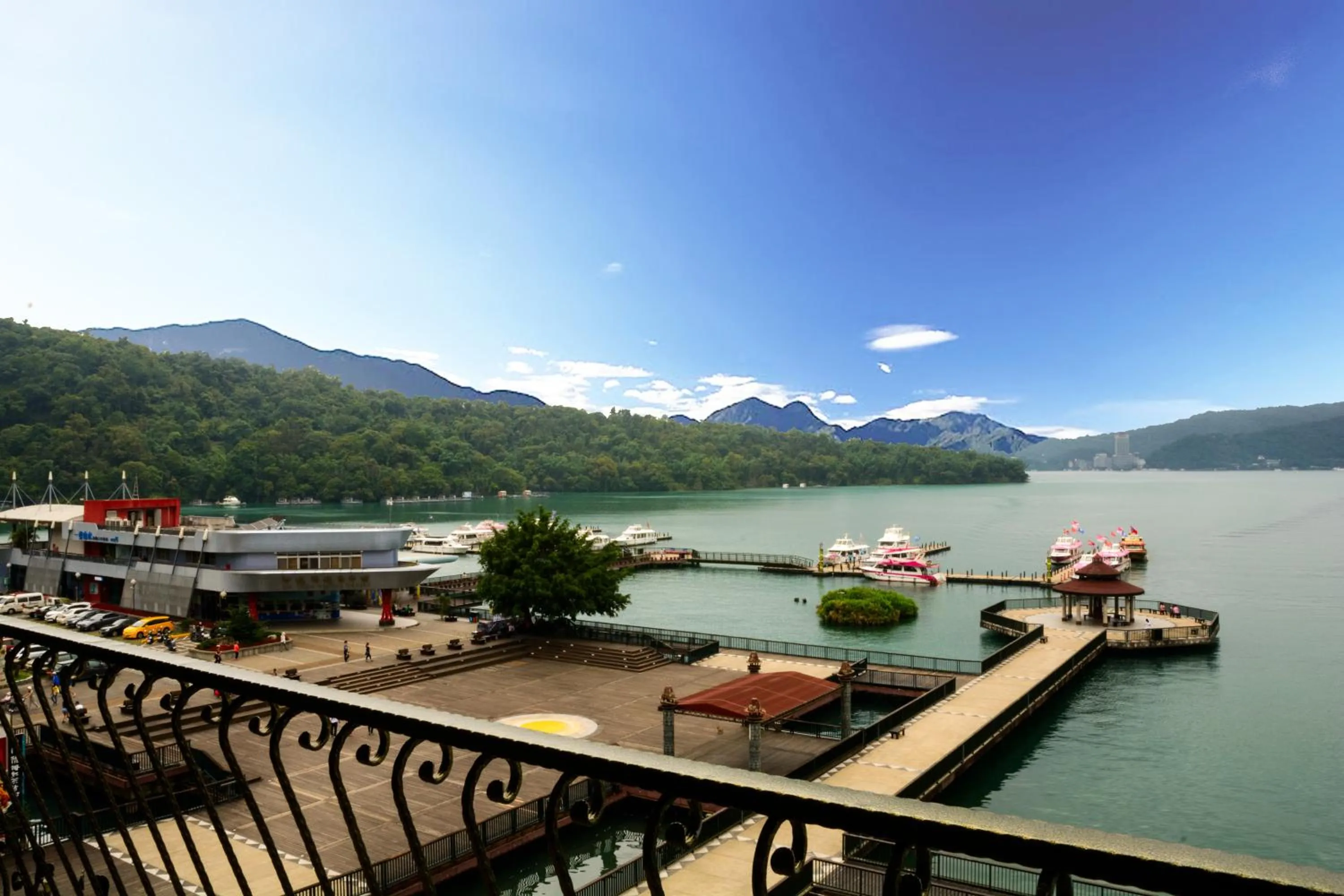 Day in Ming Yue Hu Hotel