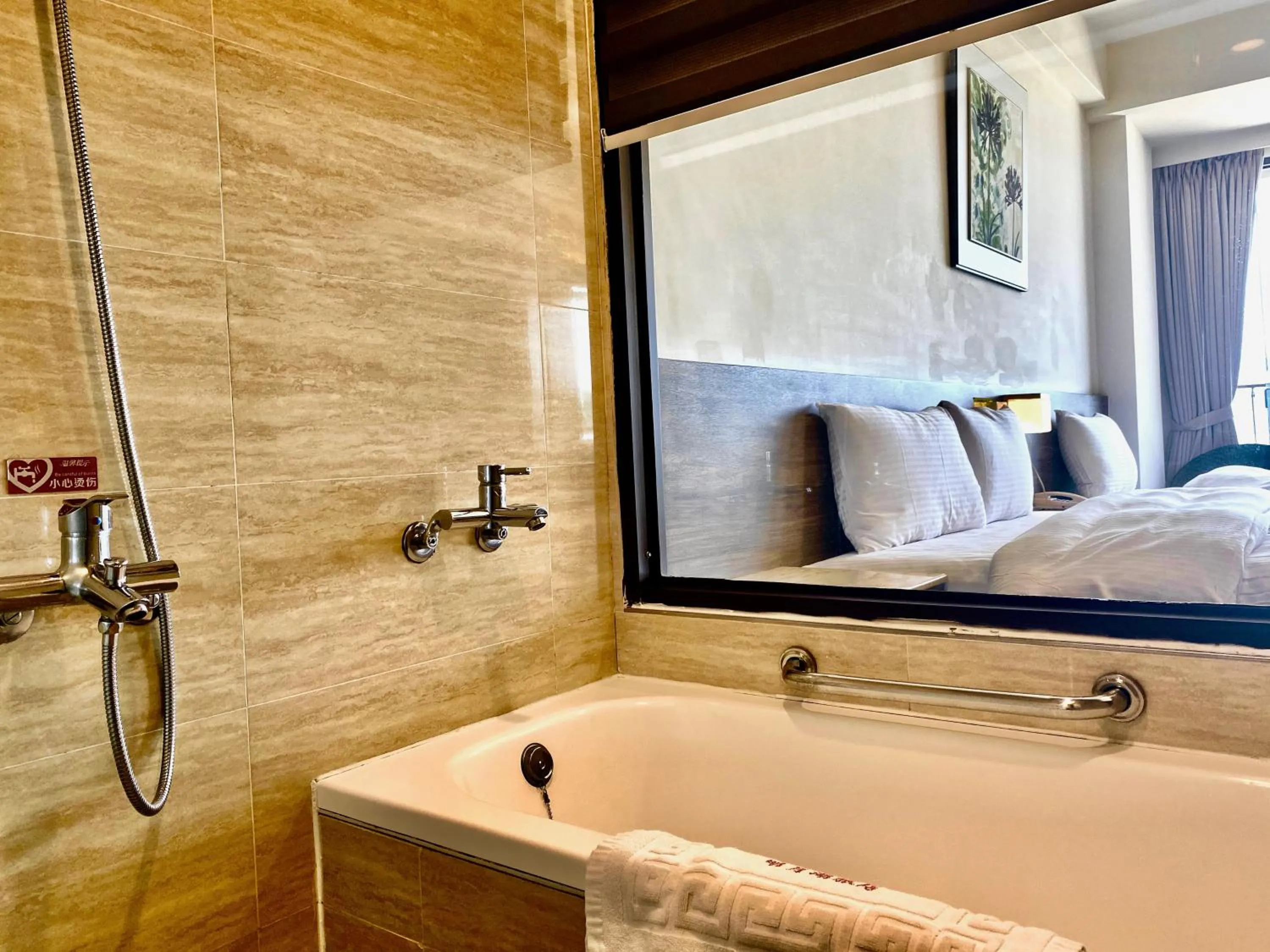 Bathroom, Bed in Ming Yue Hu Hotel