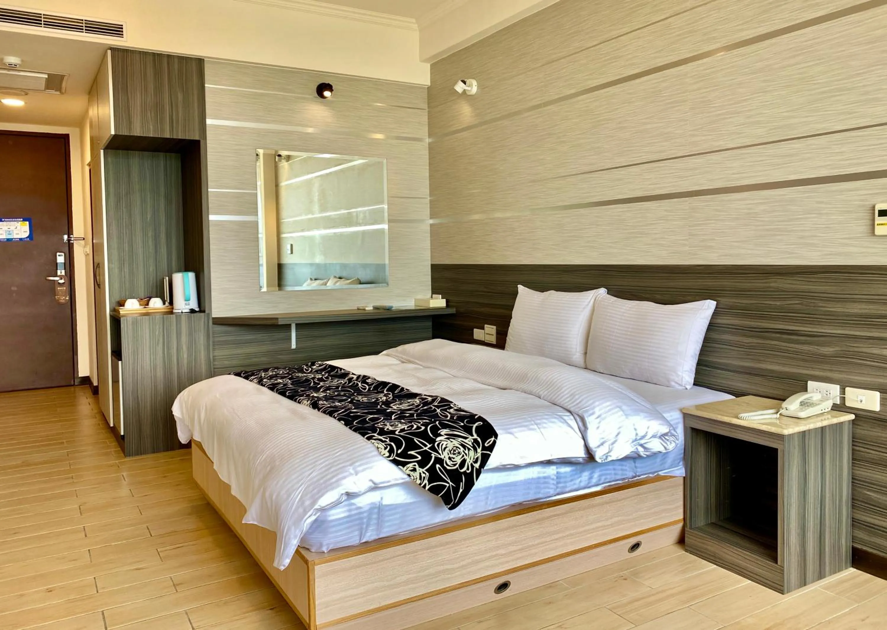 Bed in Ming Yue Hu Hotel