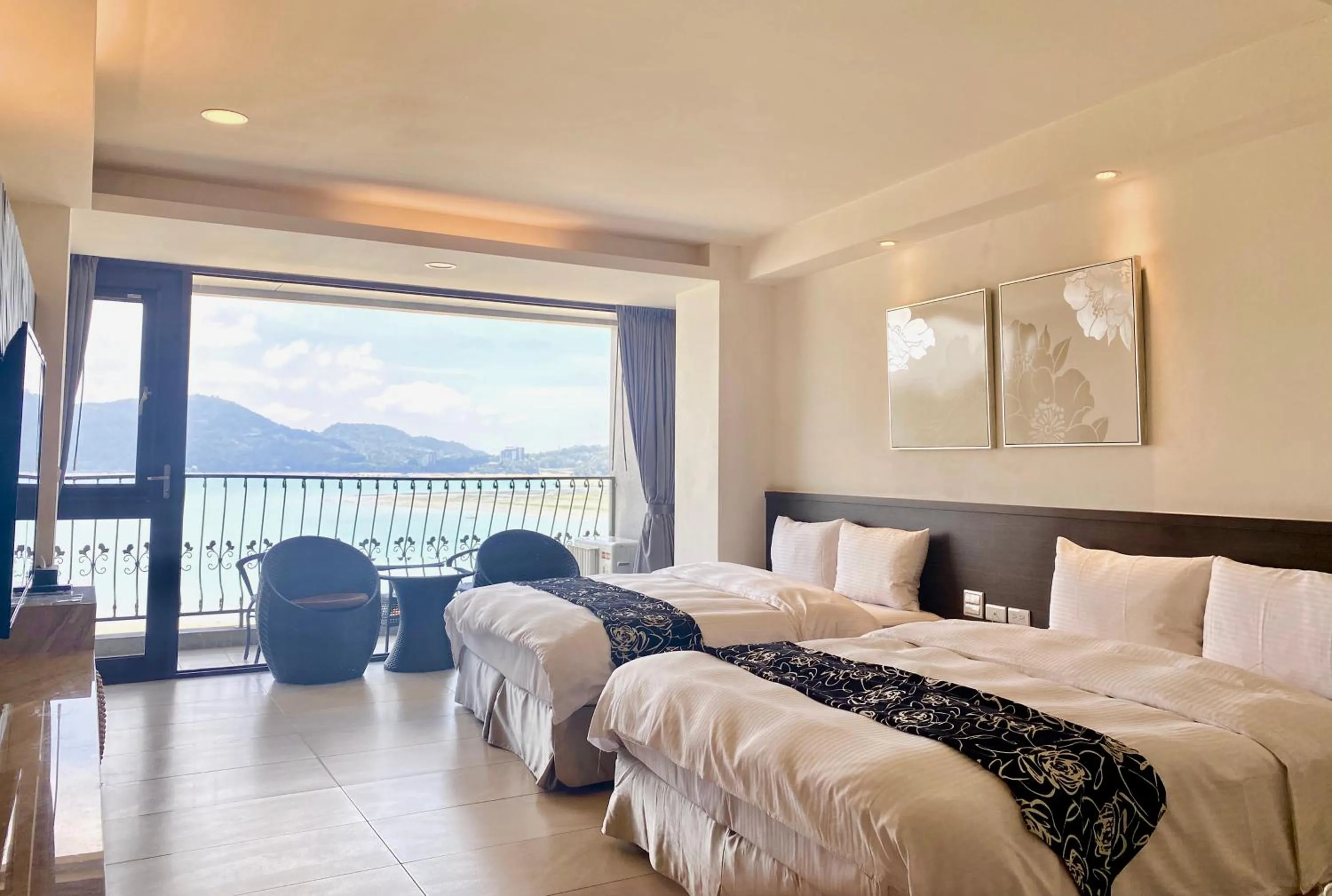 Photo of the whole room, Bed in Ming Yue Hu Hotel