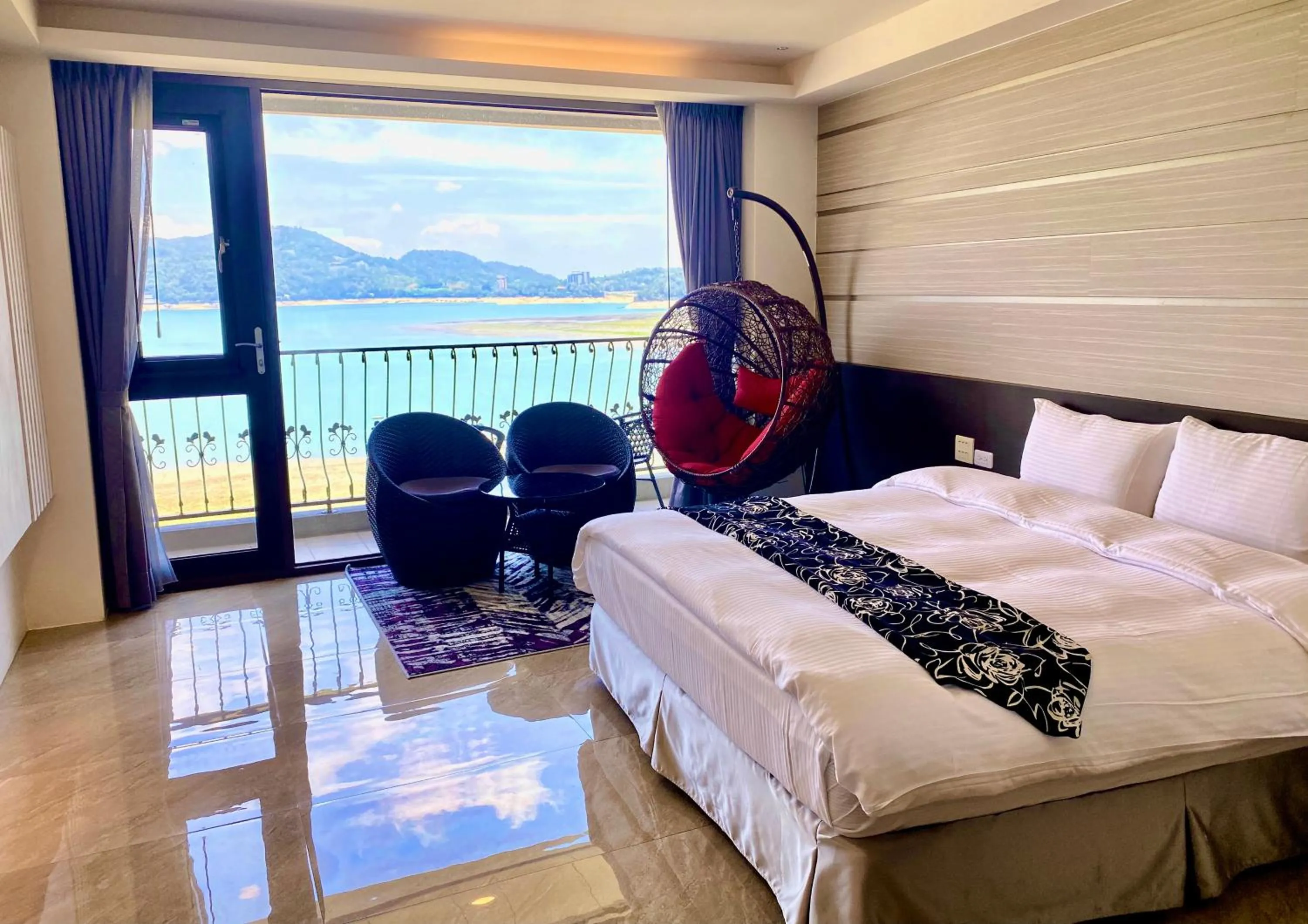 Photo of the whole room, Bed in Ming Yue Hu Hotel