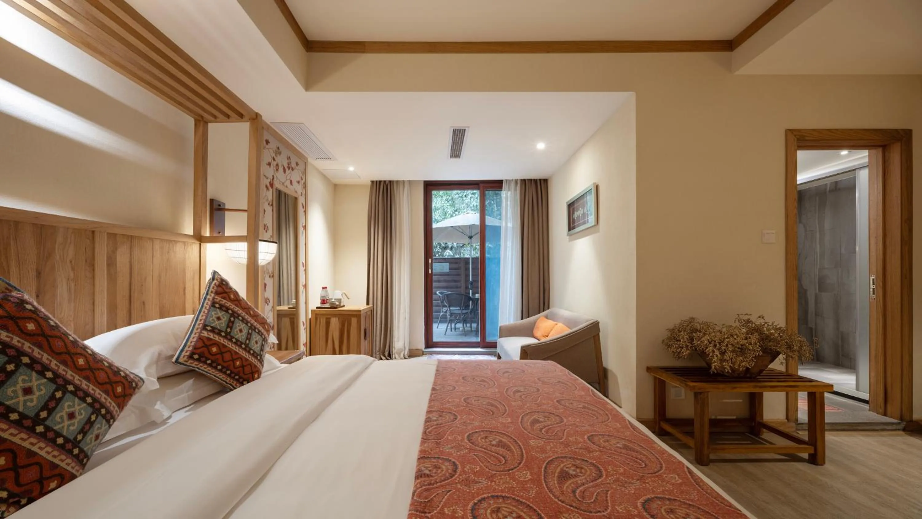 Balcony/Terrace, Bed in Yangshuo The Apsara Lodge