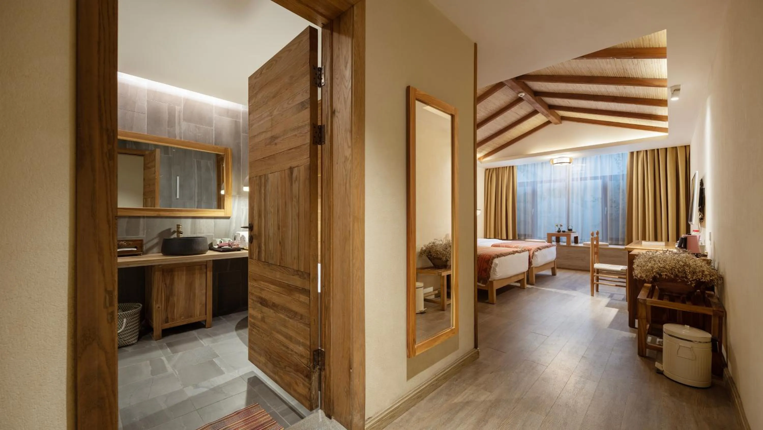 Toilet, Bed in Yangshuo The Apsara Lodge