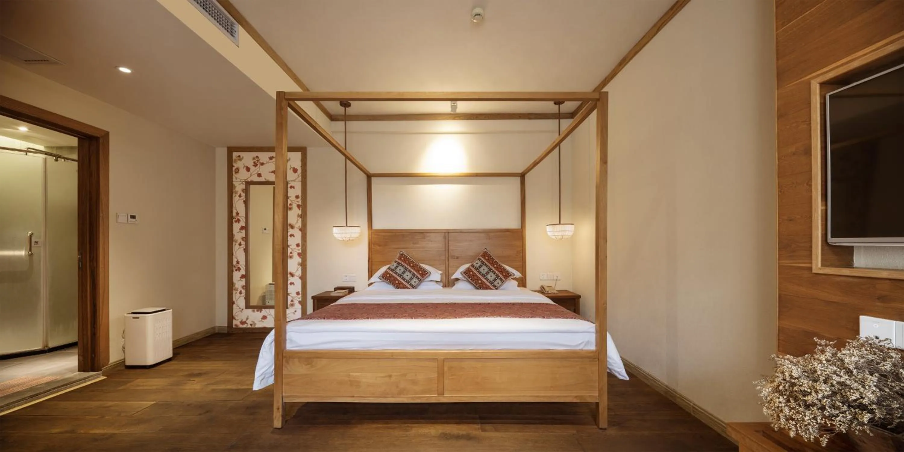 Shower, Bed in Yangshuo The Apsara Lodge