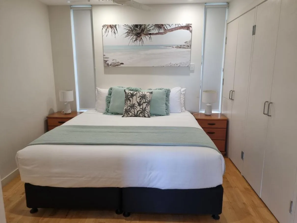 Bedroom, Bed in Rainbow Ocean Palms Resort