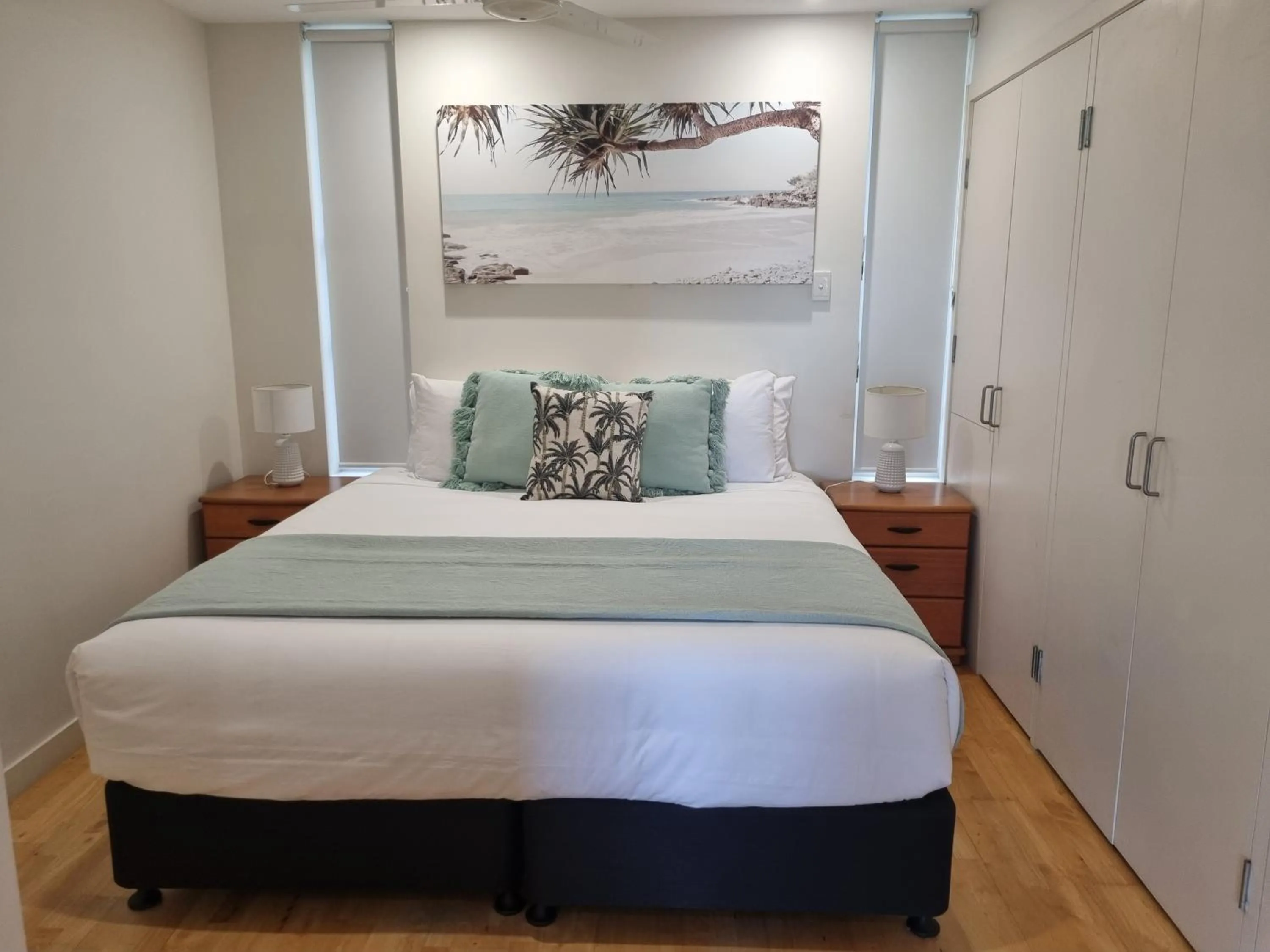 Bedroom, Bed in Rainbow Ocean Palms Resort