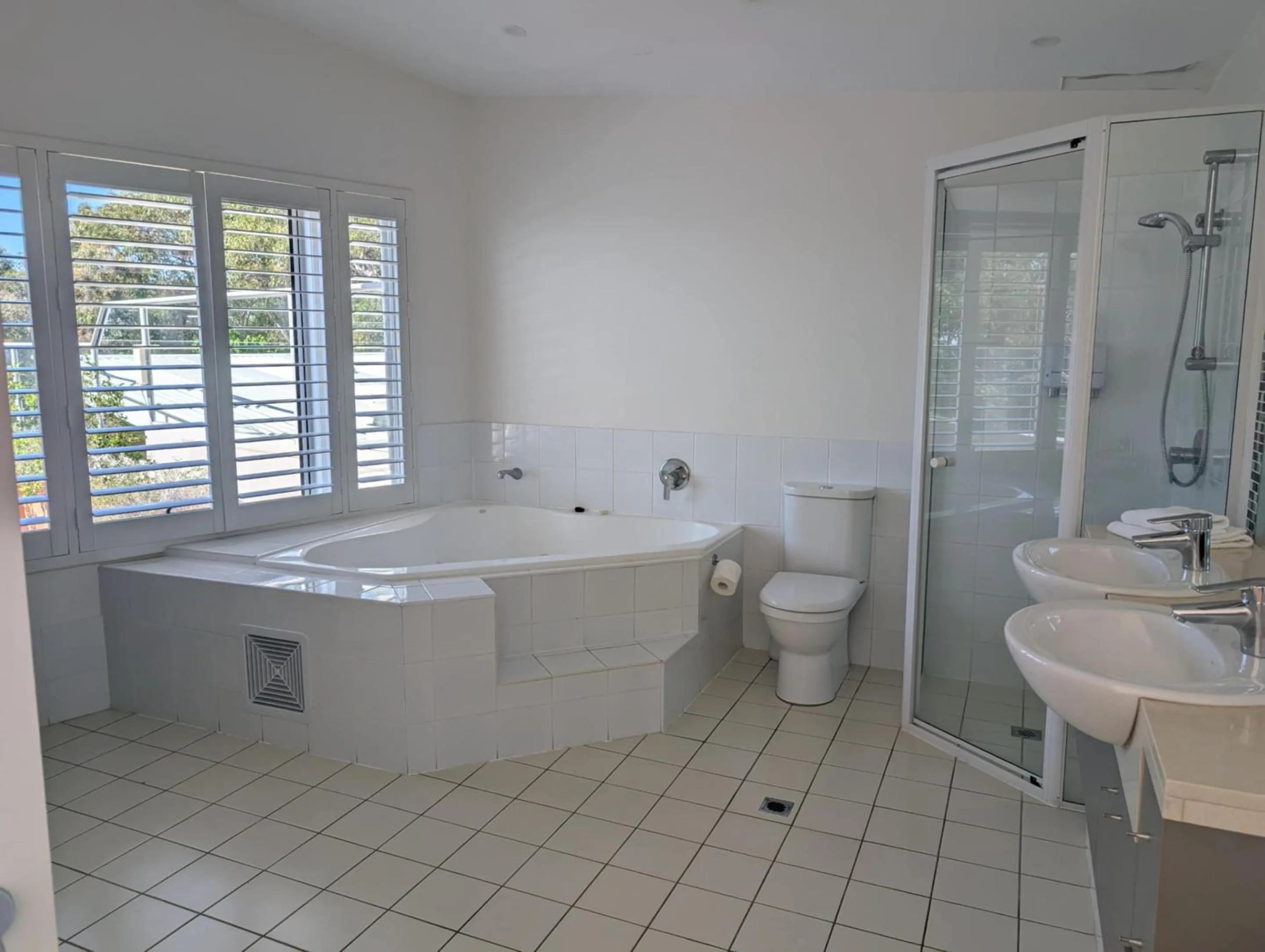 Bathroom in Rainbow Ocean Palms Resort