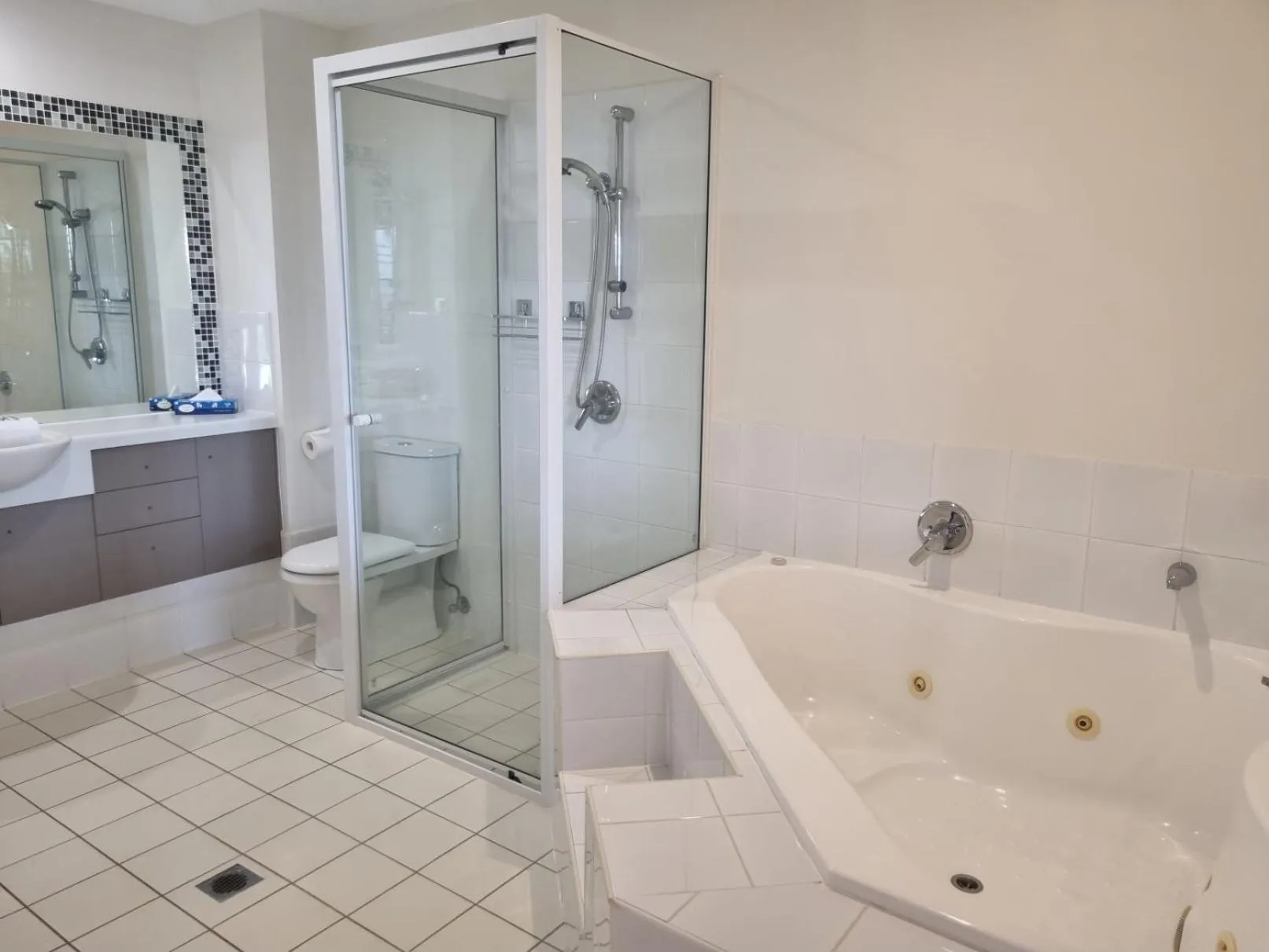 Bathroom in Rainbow Ocean Palms Resort