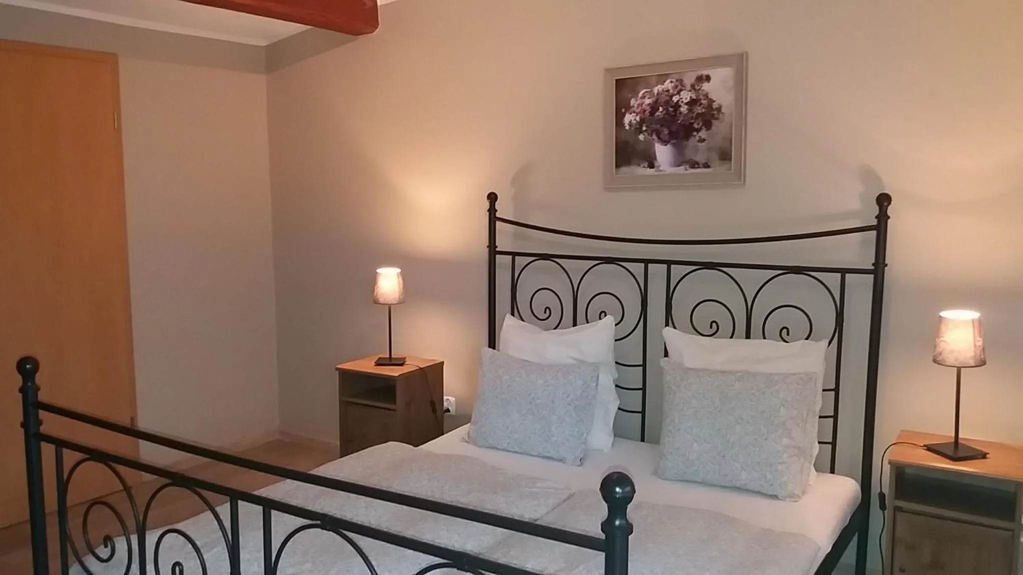 Photo of the whole room, Bed in W Starym Ogrodnictwie