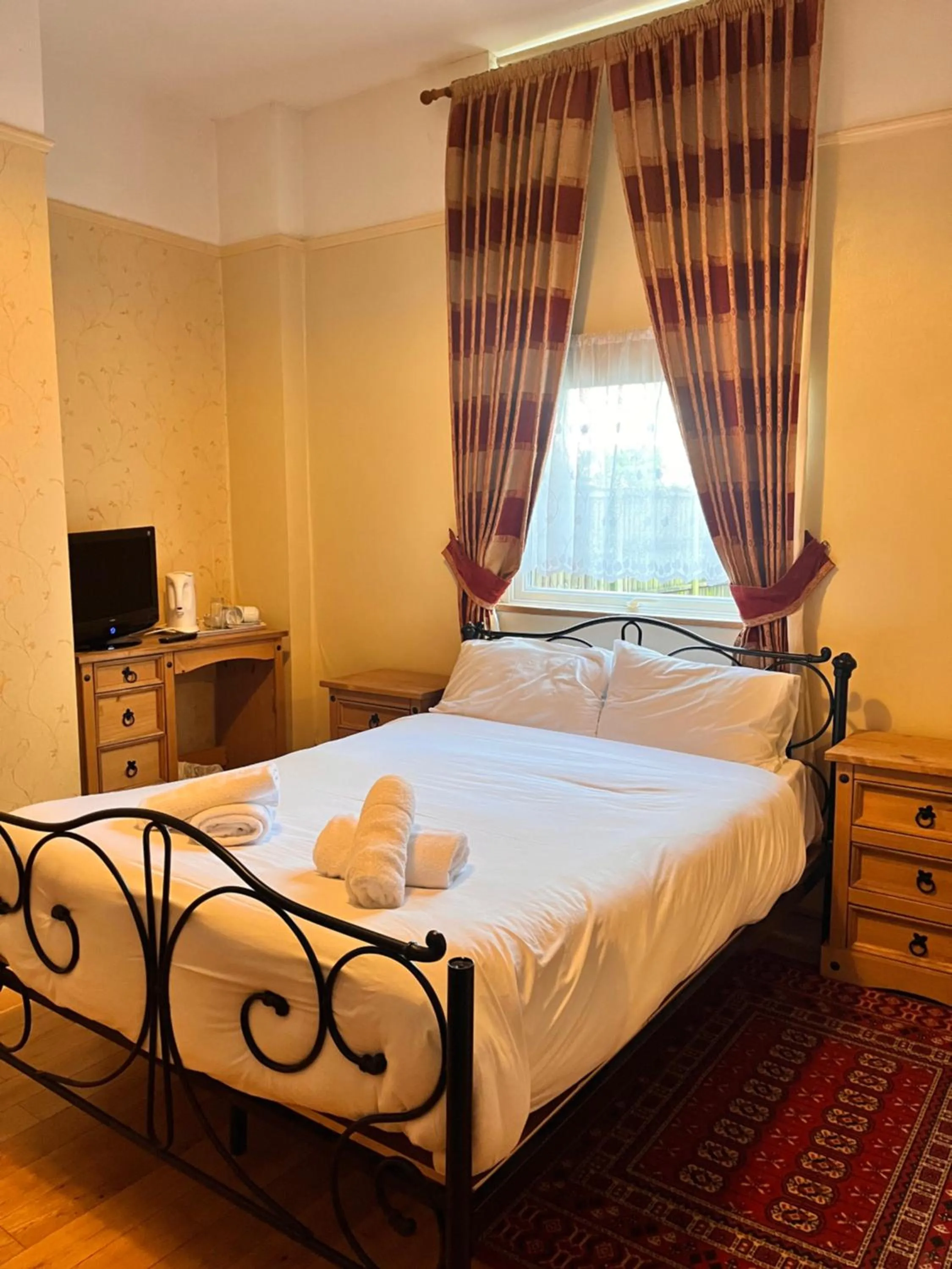 Bedroom, Bed in Beech Mount Grove Suites