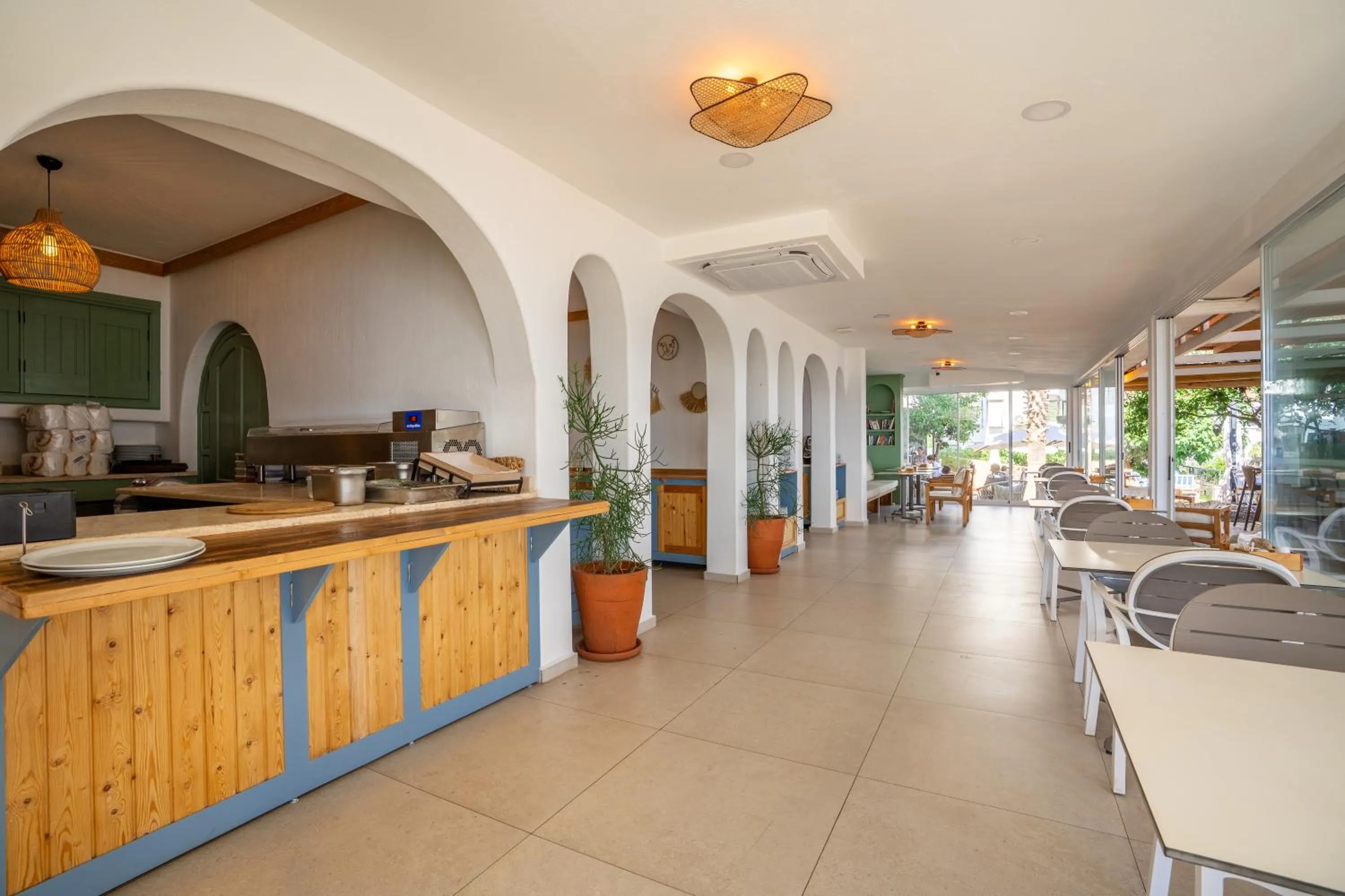 Restaurant/places to eat in Payam Hotel