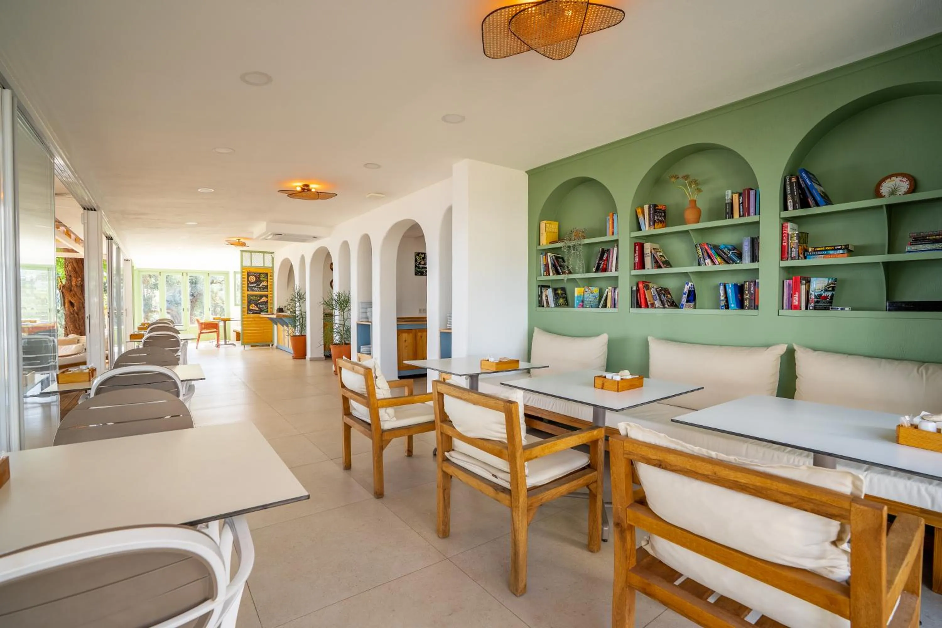 Restaurant/places to eat in Payam Hotel