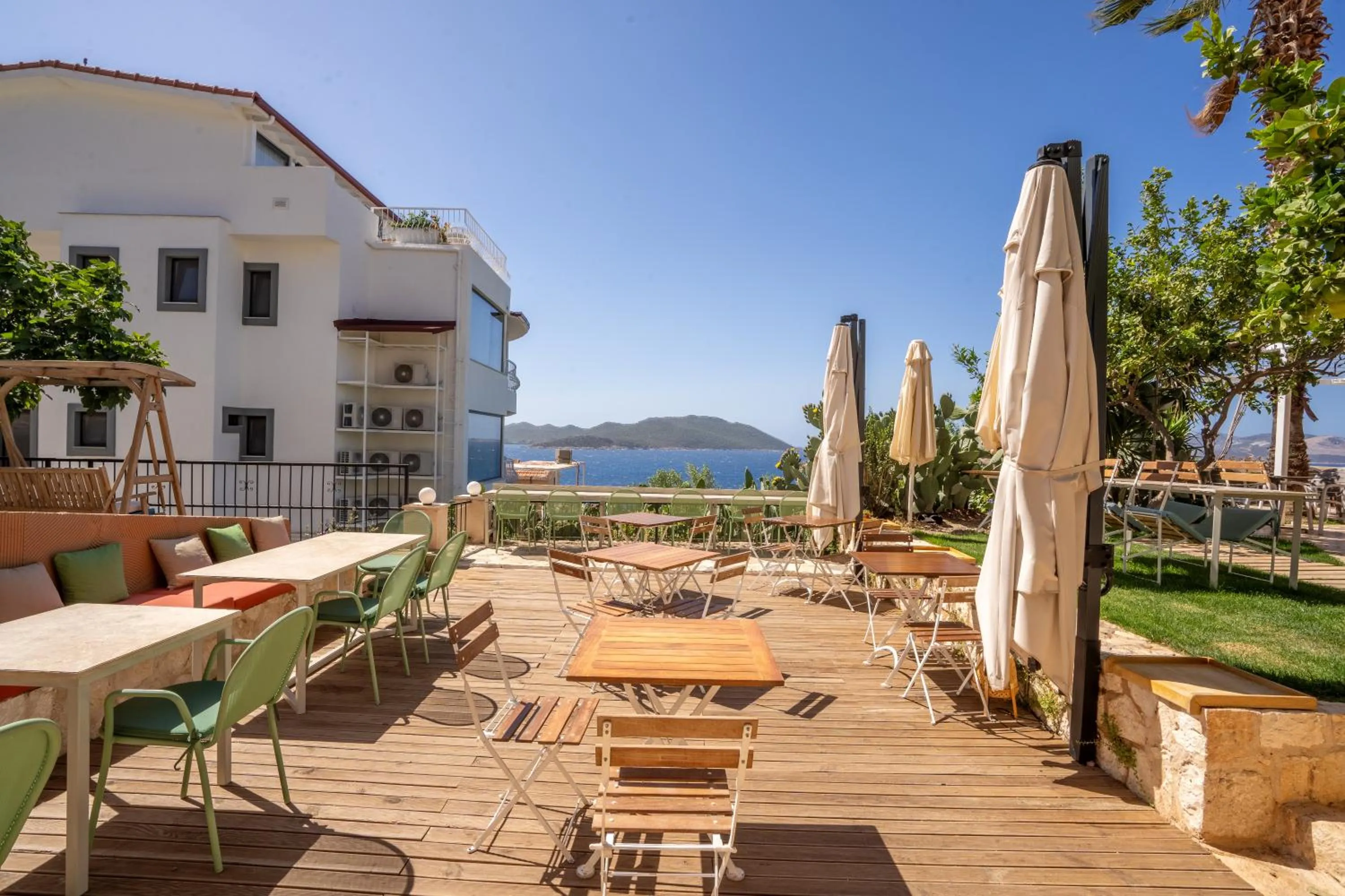 Restaurant/places to eat in Payam Hotel