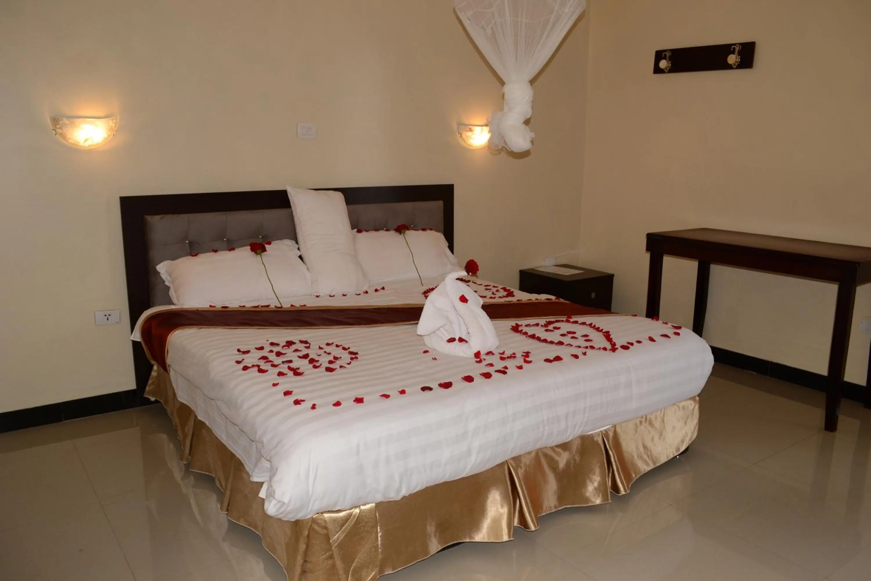 Bed in Lakemark Hotel and Tour Service Bahir Dar