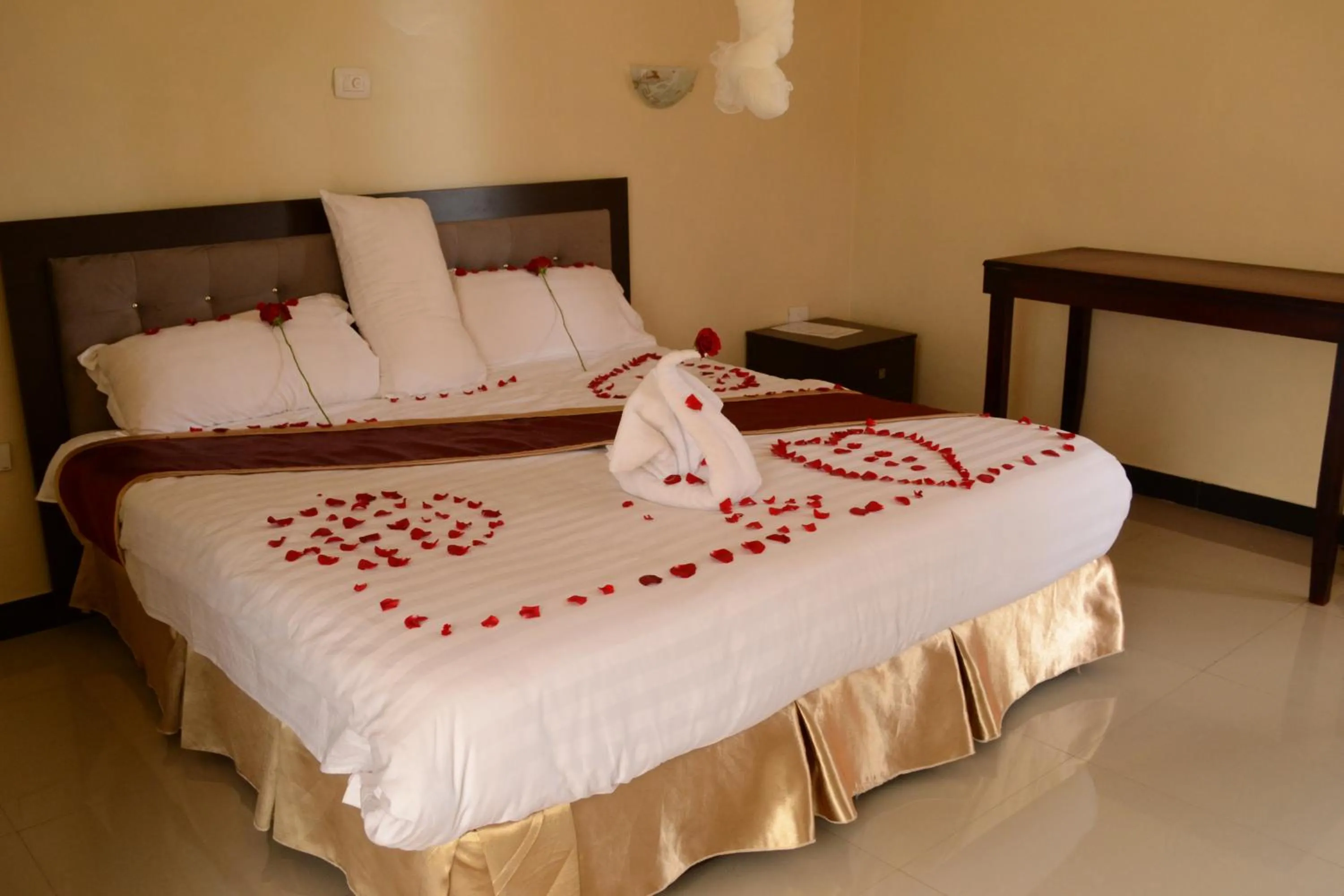 Bed in Lakemark Hotel and Tour Service Bahir Dar